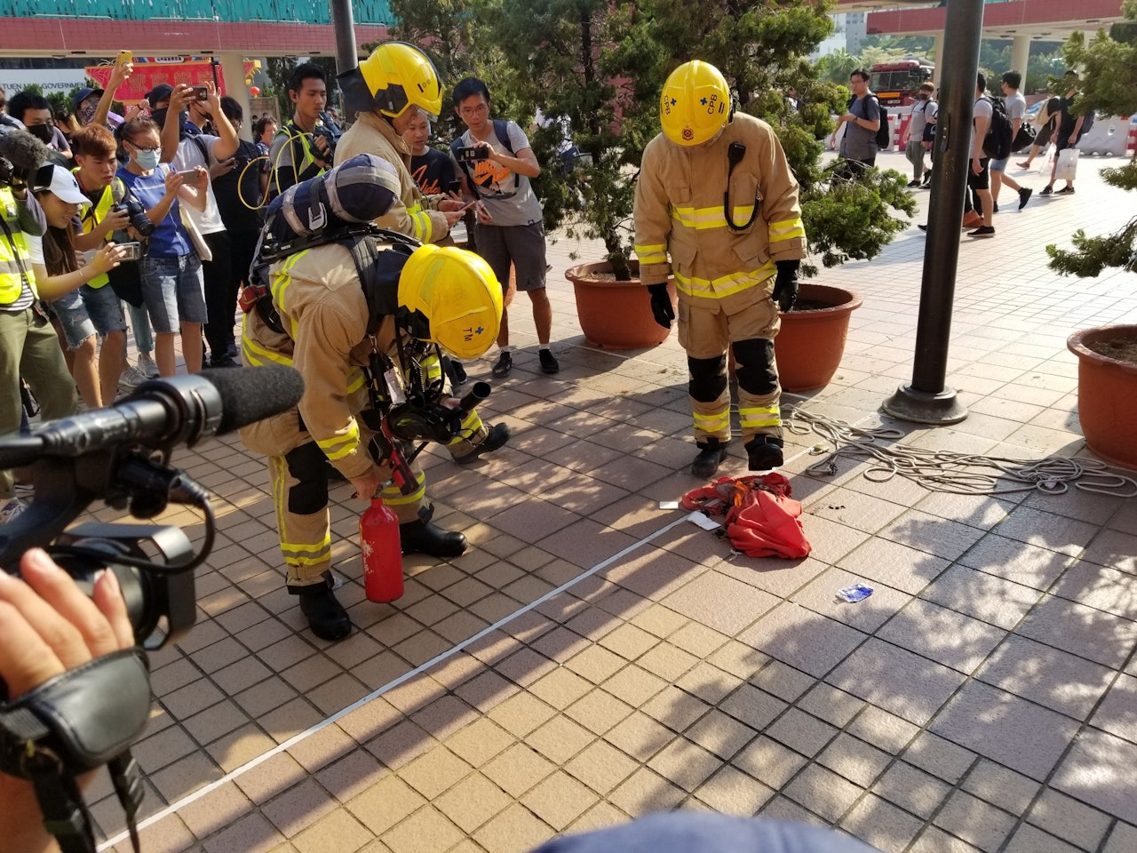 屯門大會堂外早前有人焚燒國旗,有消防員到場將火撲熄。(王譯揚攝) 屯門大會堂外早前有人焚燒國旗,有消防員到場將火撲熄。(王譯揚攝)
