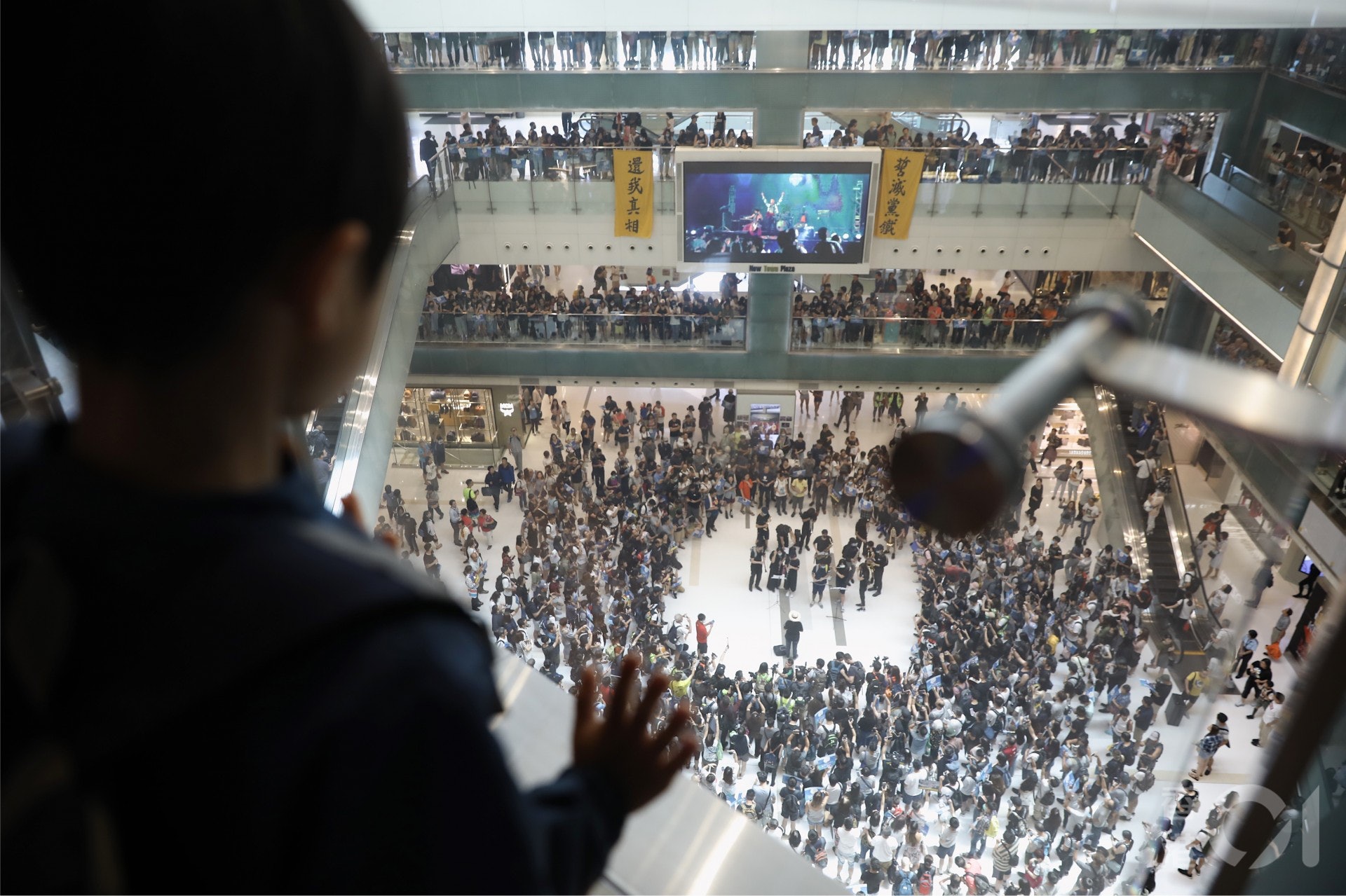 9 22沙田 美心創辦人長女撐警集團食肆被狙擊貼 777 貼紙 香港01 社會新聞 9 22沙田 美心創辦人長女撐警集團食肆被狙擊貼 777 貼紙 香港01 社會新聞