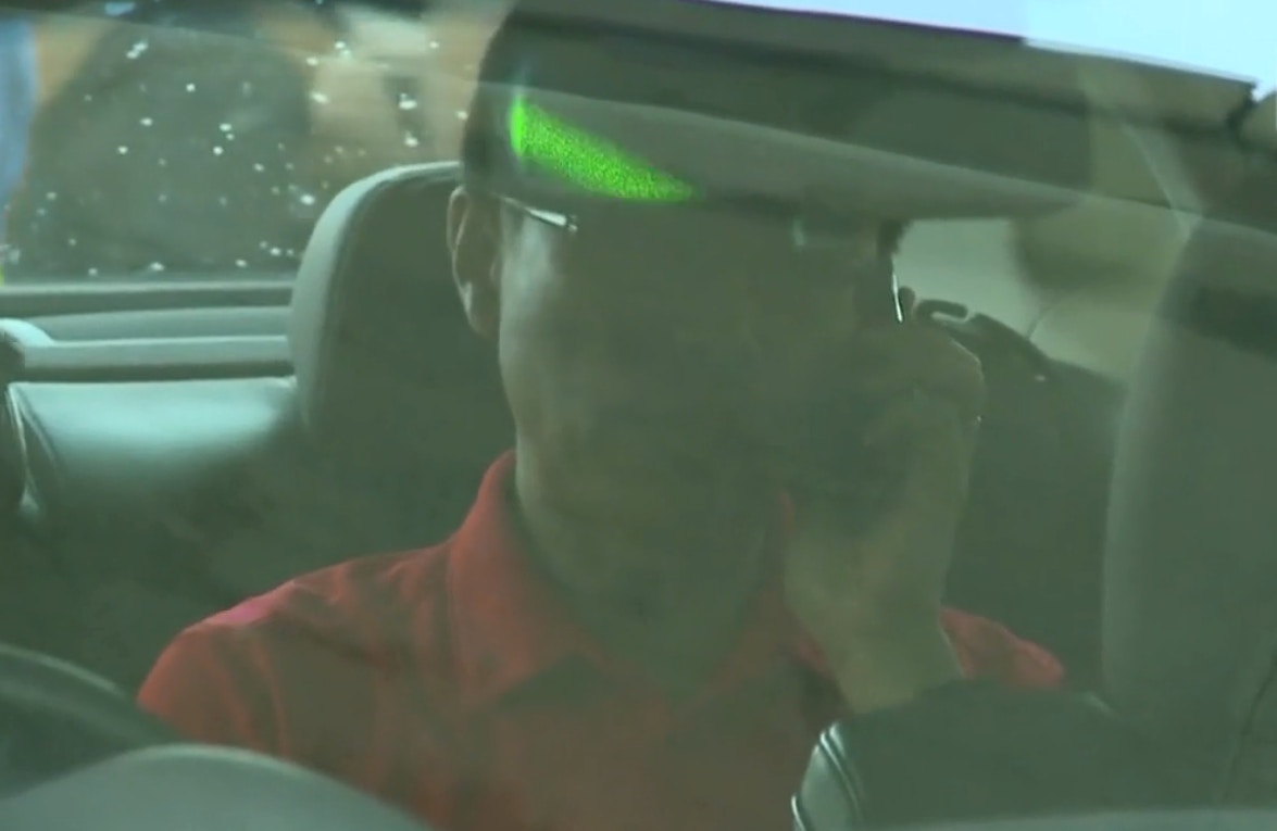 聶德權解釋，大家看到他在車上在講電話，是因為有傳媒即時致電他。(港台直播截圖)