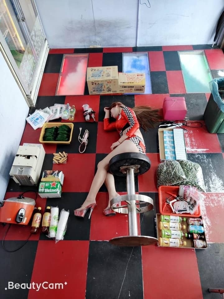 檳榔辣妹開箱，照片吸睛。（Facebook@爆廢公社）