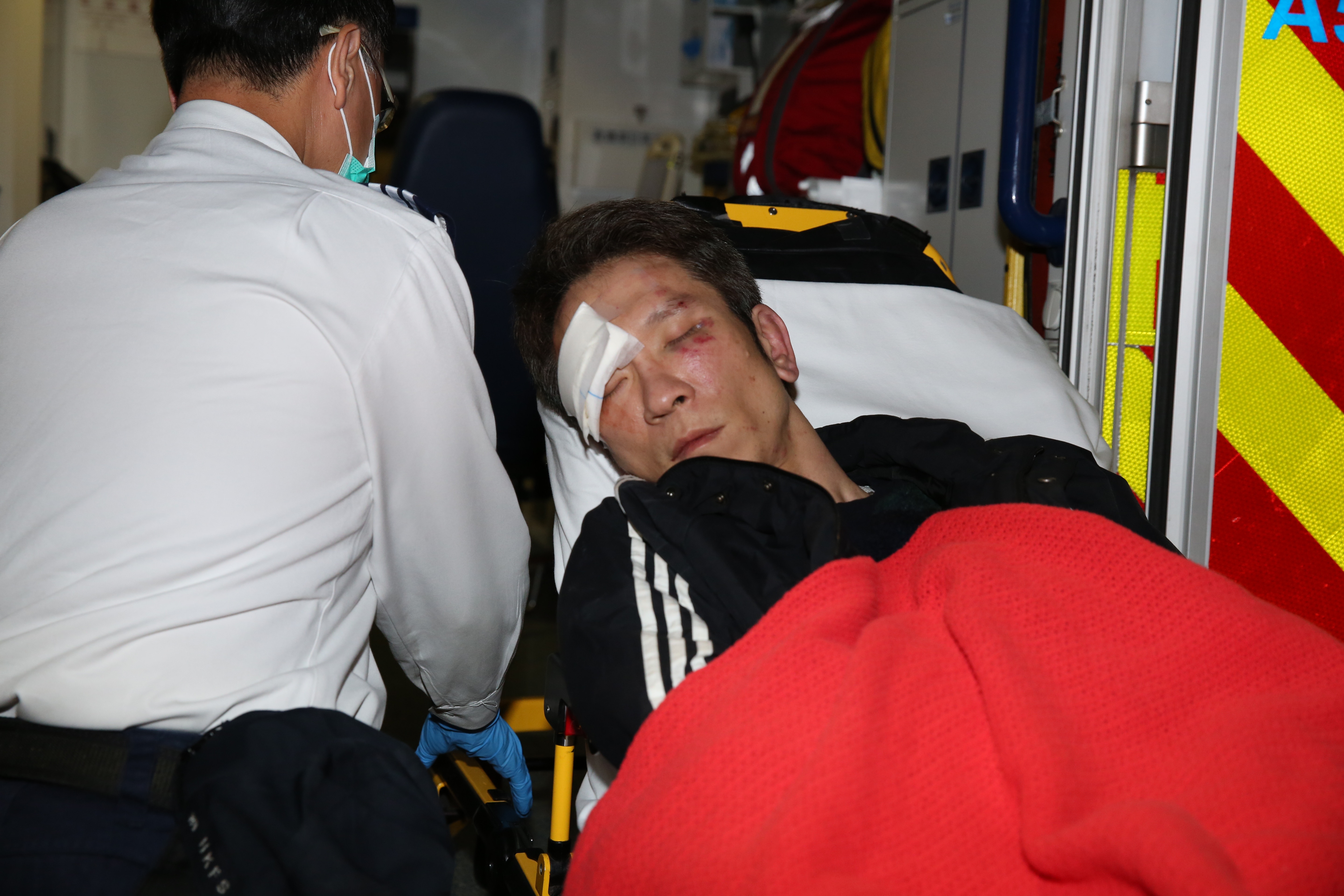 被劫男子送院治理。（陳永武攝）