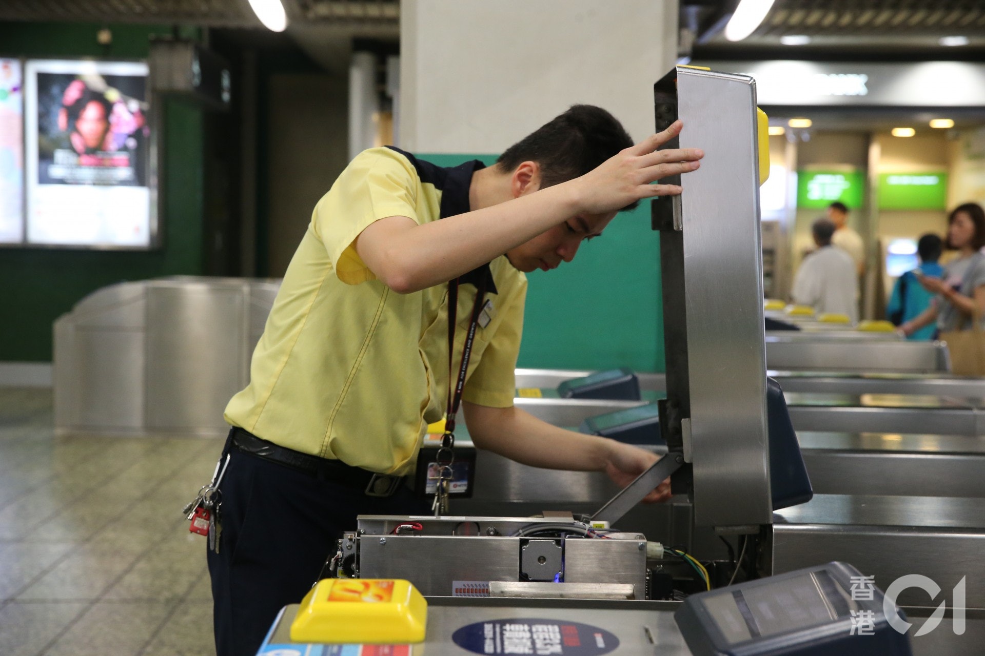 港鐵職員檢查入閘機。(蔡正邦攝) 港鐵職員檢查入閘機。(蔡正邦攝)