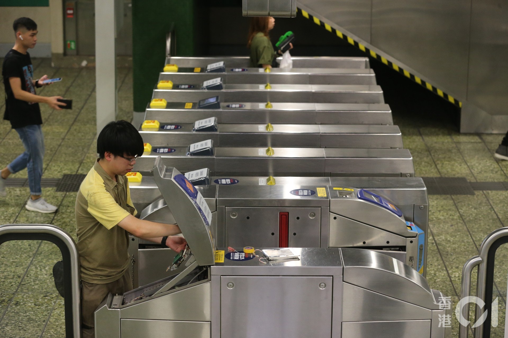 港鐵職員檢查入閘機。(蔡正邦攝) 港鐵職員檢查入閘機。(蔡正邦攝)
