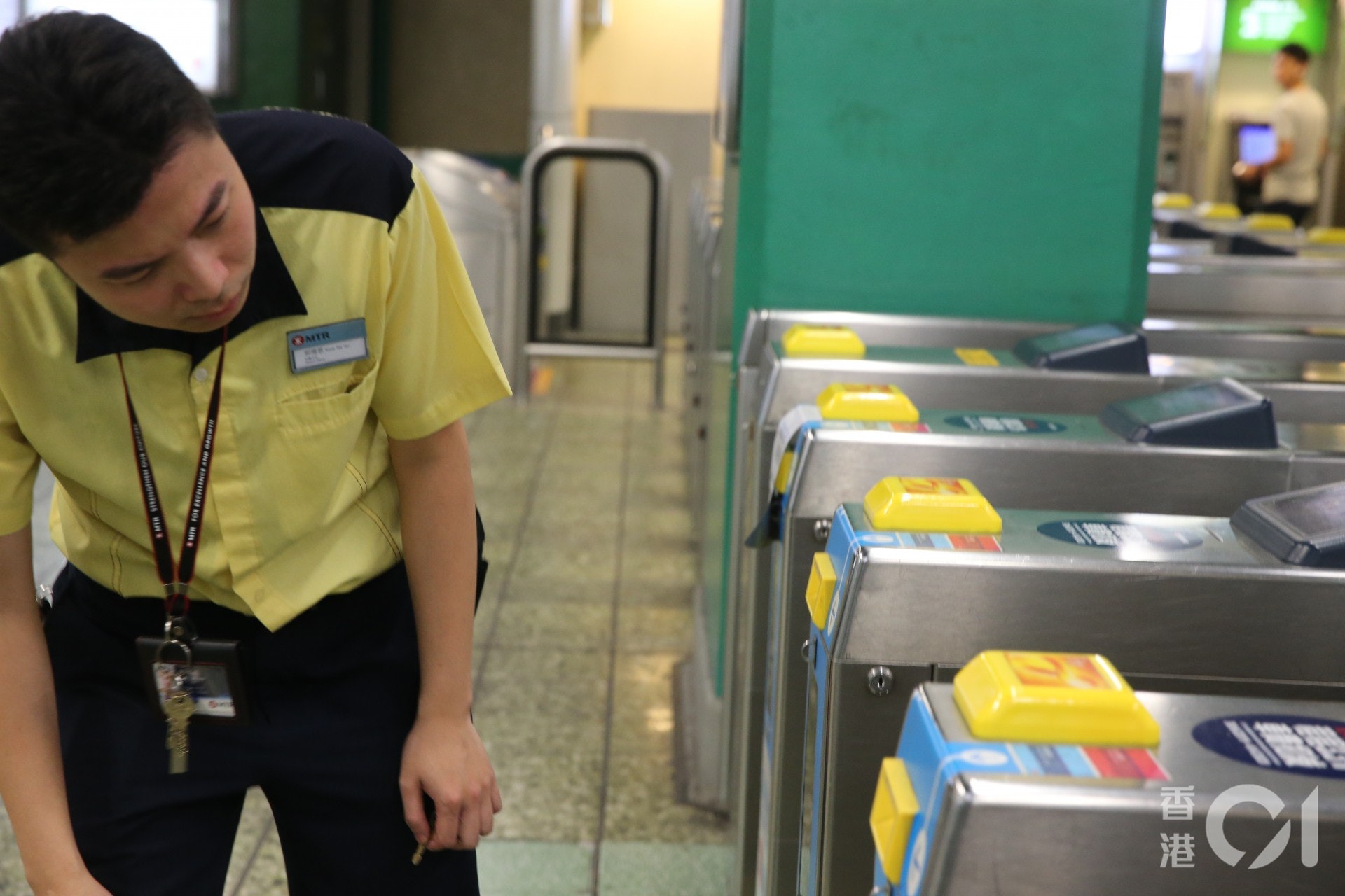 港鐵職員檢查入閘機。(蔡正邦攝) 港鐵職員檢查入閘機。(蔡正邦攝)