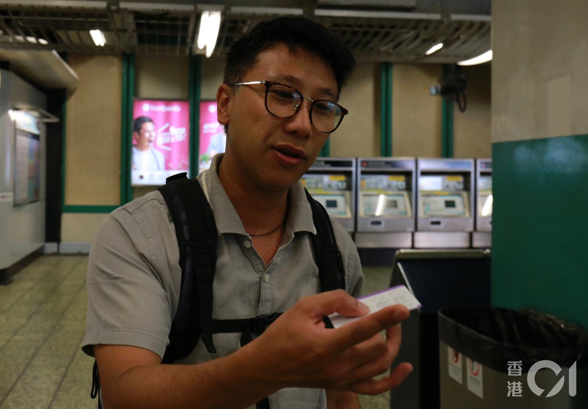 乘客劉先生的姆指及中指被黏上車票上的膠水。(陳諾希攝) 乘客劉先生的姆指及中指被黏上車票上的膠水。(陳諾希攝)