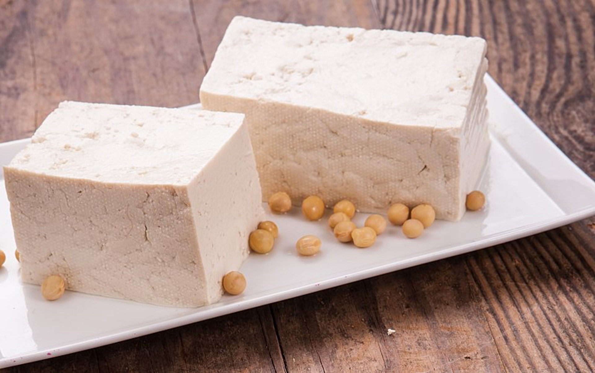 硬豆腐是黃豆製品，清熱健脾，並屬高鈣食物，為小孩骨骼提供營養基礎，加點生薑，除可辟魚腥外，更有辛溫生發的作用。（維基百科）