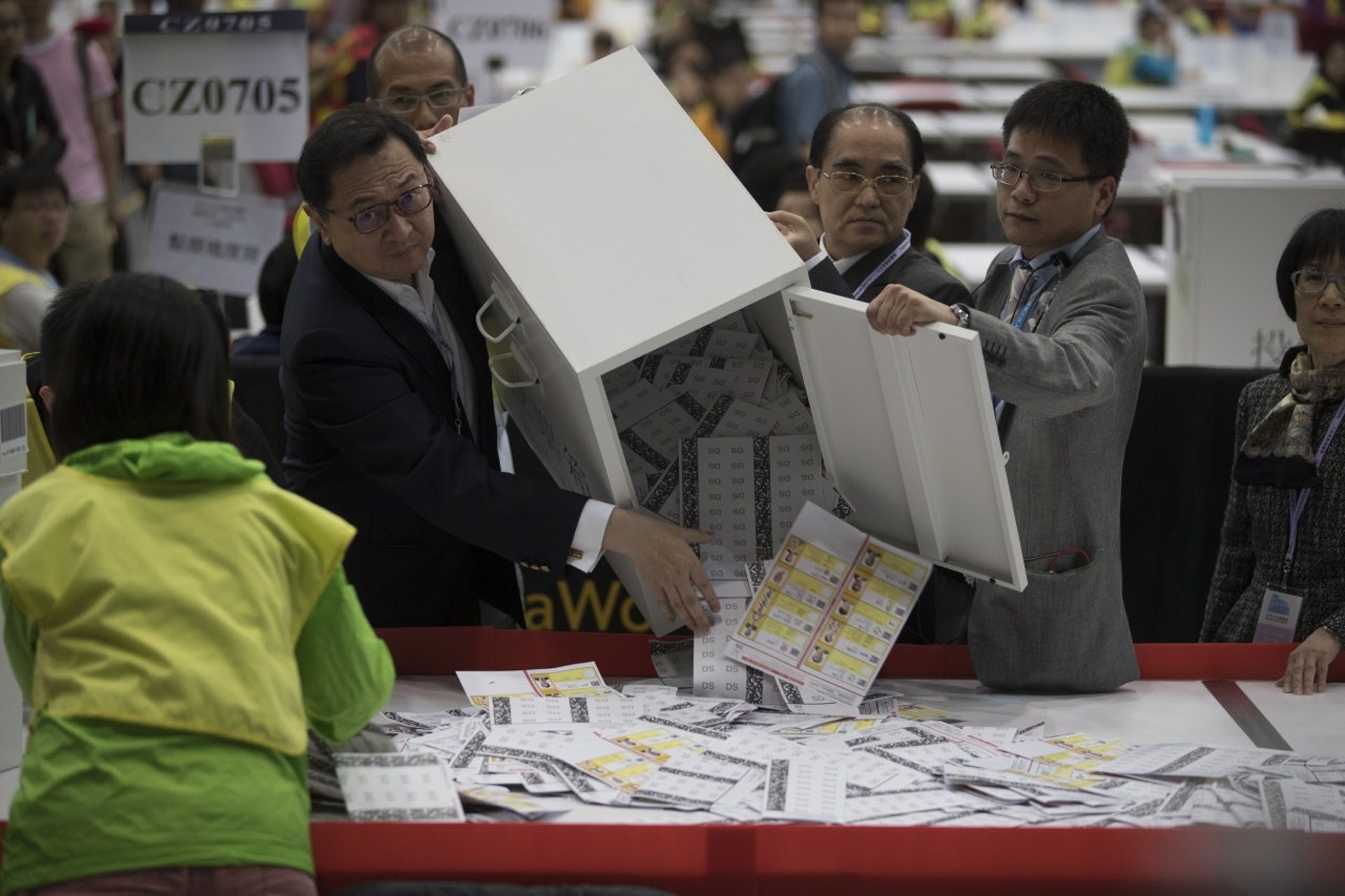 政府公布2019年正式選民登記冊,其中地方選區正式選民共有4,132,977人,較去年增加392,601人。與2015年區議會換屆選舉比較,本屆區選新增43.9萬名選民。(資料圖片) 政府公布2019年正式選民登記冊,其中地方選區正式選民共有4,132,977人,較去年增加392,601人。與2015年區議會換屆選舉比較,本屆區選新增43.9萬名選民。(資料圖片)