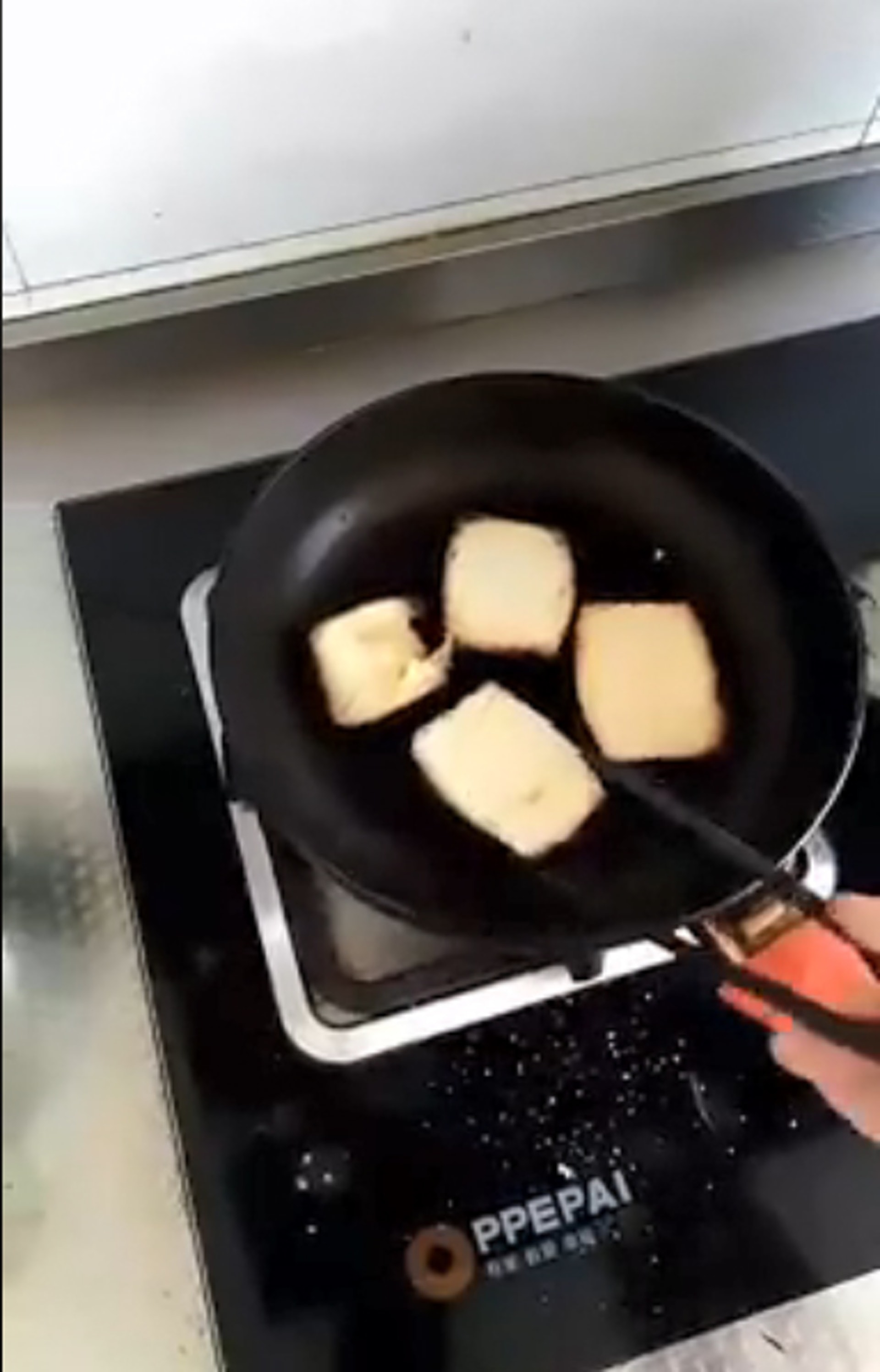 一開始有4塊食物在鍋中。(片段截圖) 一開始有4塊食物在鍋中。(片段截圖)