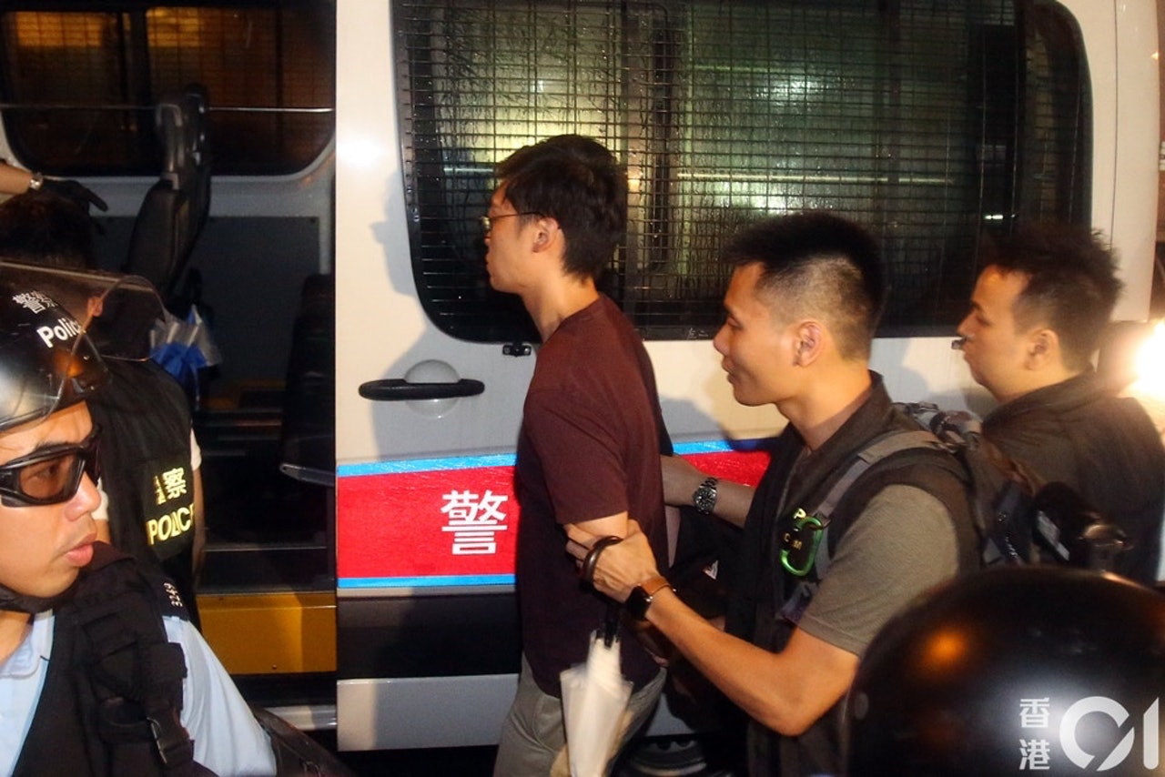 警方八月初在火炭一大廈拘捕7男1女,涉嫌藏有攻擊性武器及無牌管有爆炸品,被捕人士包括陳浩天。(資料圖片) 警方八月初在火炭一大廈拘捕7男1女,涉嫌藏有攻擊性武器及無牌管有爆炸品,被捕人士包括陳浩天。(資料圖片)