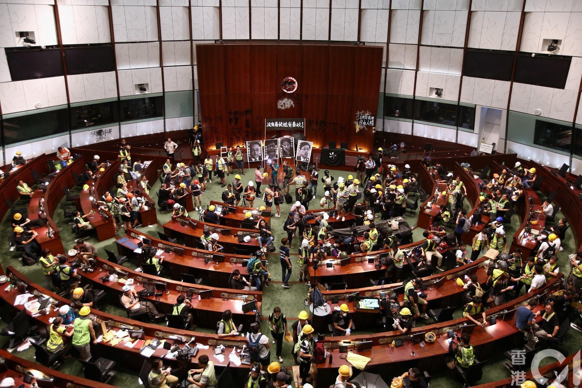 大批示威者在7月1日衝擊立法會,大樓內部設施受不同程度損壞,需提早休會並進行搶修工作。(資料圖片/羅君豪攝) 大批示威者在7月1日衝擊立法會,大樓內部設施受不同程度損壞,需提早休會並進行搶修工作。(資料圖片/羅君豪攝)
