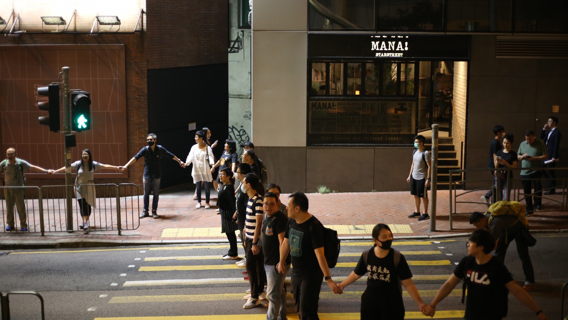 【利東街人鏈】社福界「不對他人懷惡意」紙牌 胡忠傳到警總 【利東街人鏈】社福界「不對他人懷惡意」紙牌 胡忠傳到警總