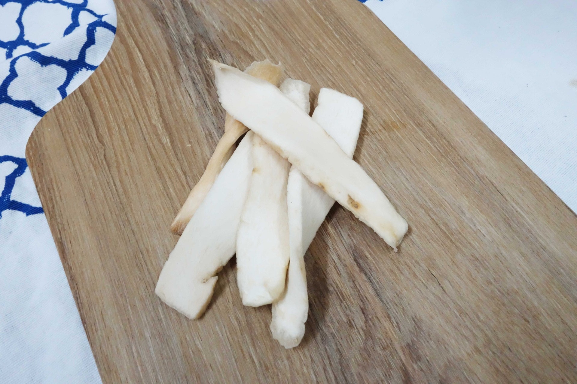 准山:性味甘平,歸脾、肺、腎經,益氣養陰,補脾肺腎。其藥性平和,是《神農本草經》列為上品的中藥,能長期食用以強身健體。 准山:性味甘平,歸脾、肺、腎經,益氣養陰,補脾肺腎。其藥性平和,是《神農本草經》列為上品的中藥,能長期食用以強身健體。