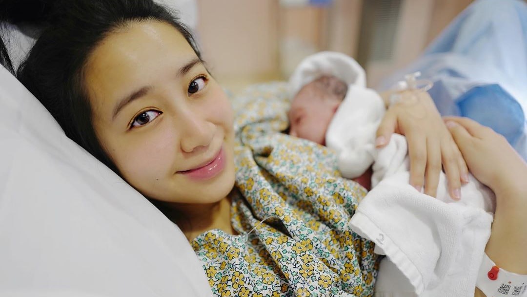 吳雨霏公布誕第二胎母女平安 兩年抱兩湊夠個「好」字 吳雨霏公布誕第二胎母女平安 兩年抱兩湊夠個「好」字