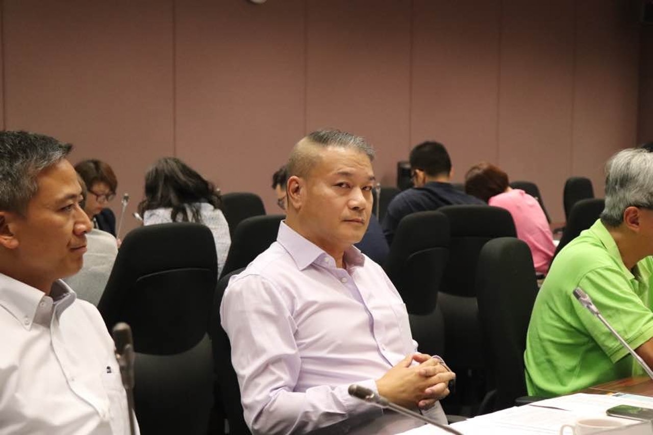 陳國華議員在討論擱置觀塘海濱音樂噴泉項目時突然離席。(黃桂桂攝) 陳國華議員在討論擱置觀塘海濱音樂噴泉項目時突然離席。(黃桂桂攝)