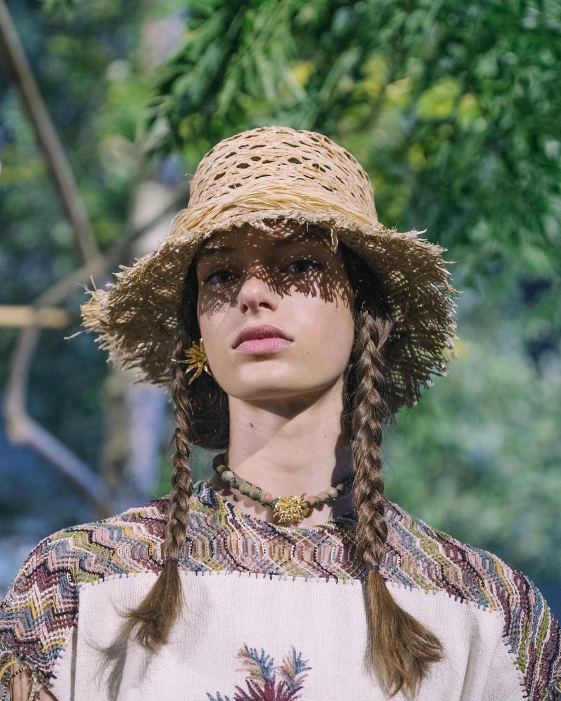 Dior 2020春夏秀中,所有長頭髮的模特兒都以「pigtail plaits」孖辮髮型亮相(dior@Instagram) Dior 2020春夏秀中,所有長頭髮的模特兒都以「pigtail plaits」孖辮髮型亮相(dior@Instagram)