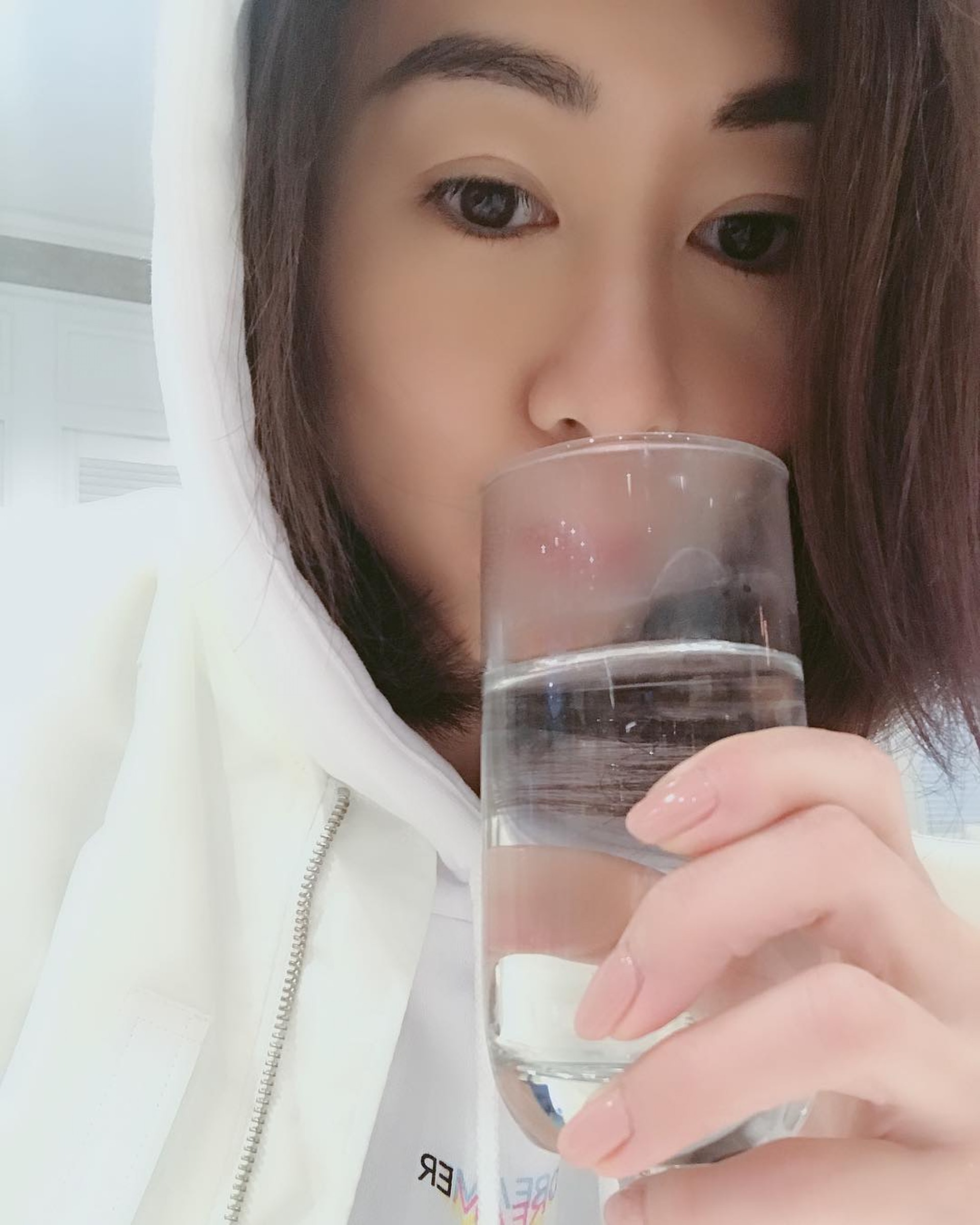 女性每日應該要攝入2.2公升(大概11.5杯水)。(nwuuu@IG) 女性每日應該要攝入2.2公升(大概11.5杯水)。(nwuuu@IG)