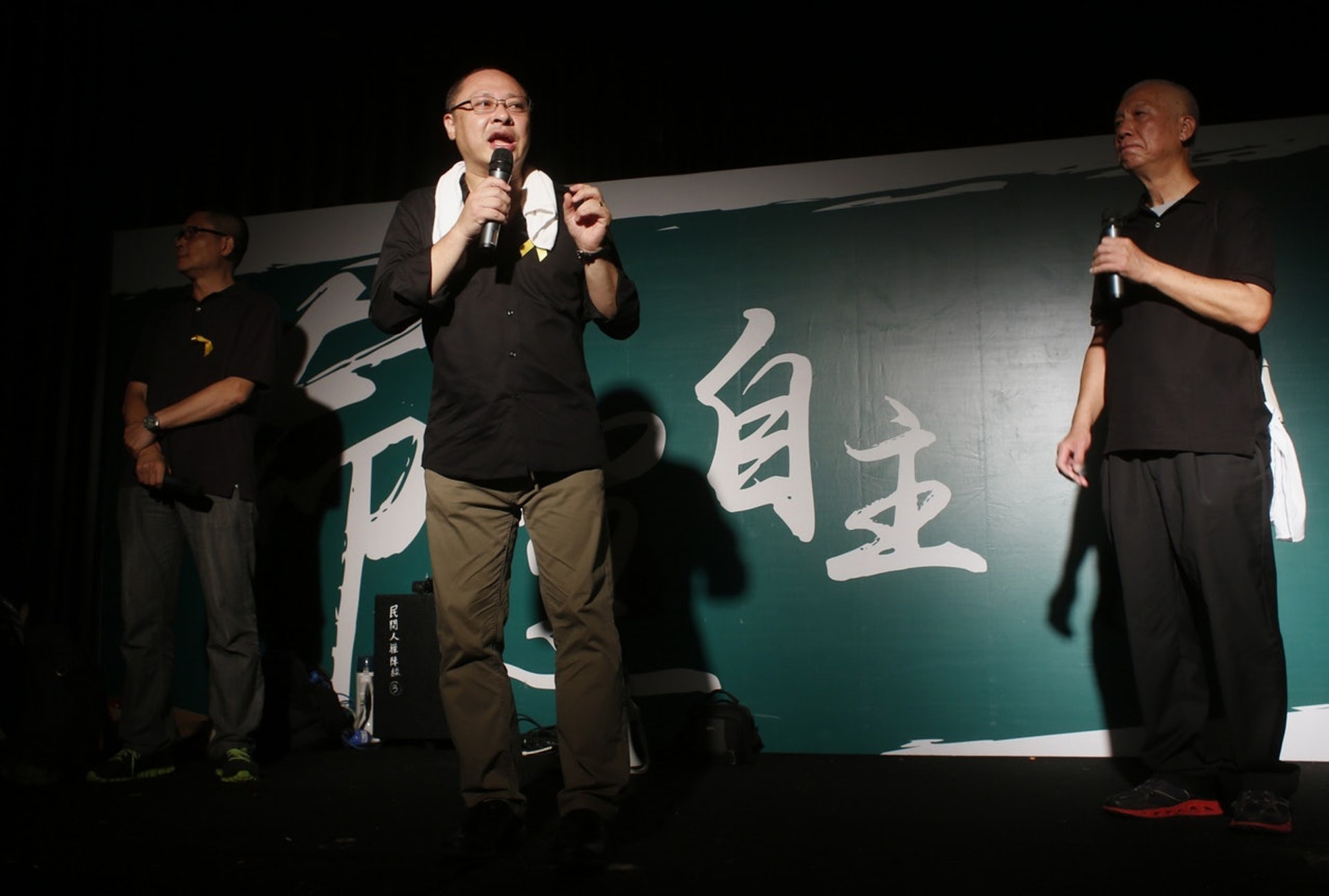 2014年9月28日凌晨,佔中發起人之一的戴耀廷在台上的作出了宣布啟動佔中後,在場有人士起身離開,葉錦龍坦然當刻心情想「大鑊了!」(路透社)