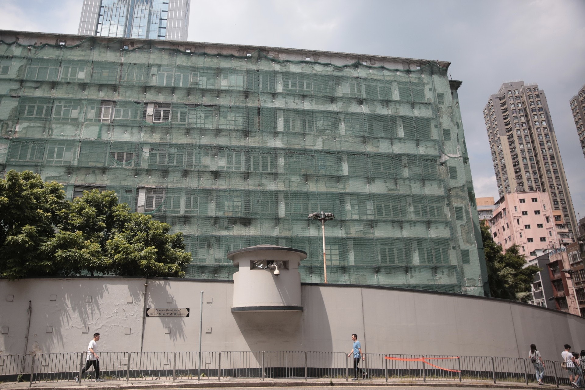說起區內有議員未知會街坊,悄悄轉而支持警察將丟空13年的西區已婚警察宿舍,重建成新的警察宿舍,他仍忿忿不平:「區議員的不作為不是無害的,是很有害!」(李穎霖攝)