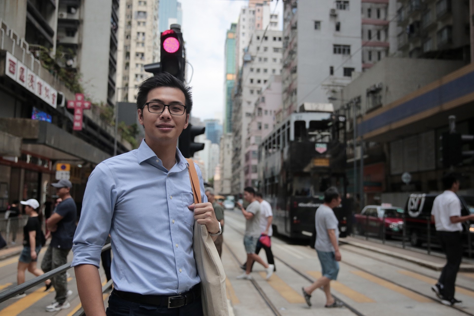 訝異於社區和佔領區之間的「溫差」,以及區內議會的情況,葉錦龍和幾位朋友當年響應了「高登18區計劃」,展開地區工作,在社區中「揼石仔」。(李穎霖攝)
