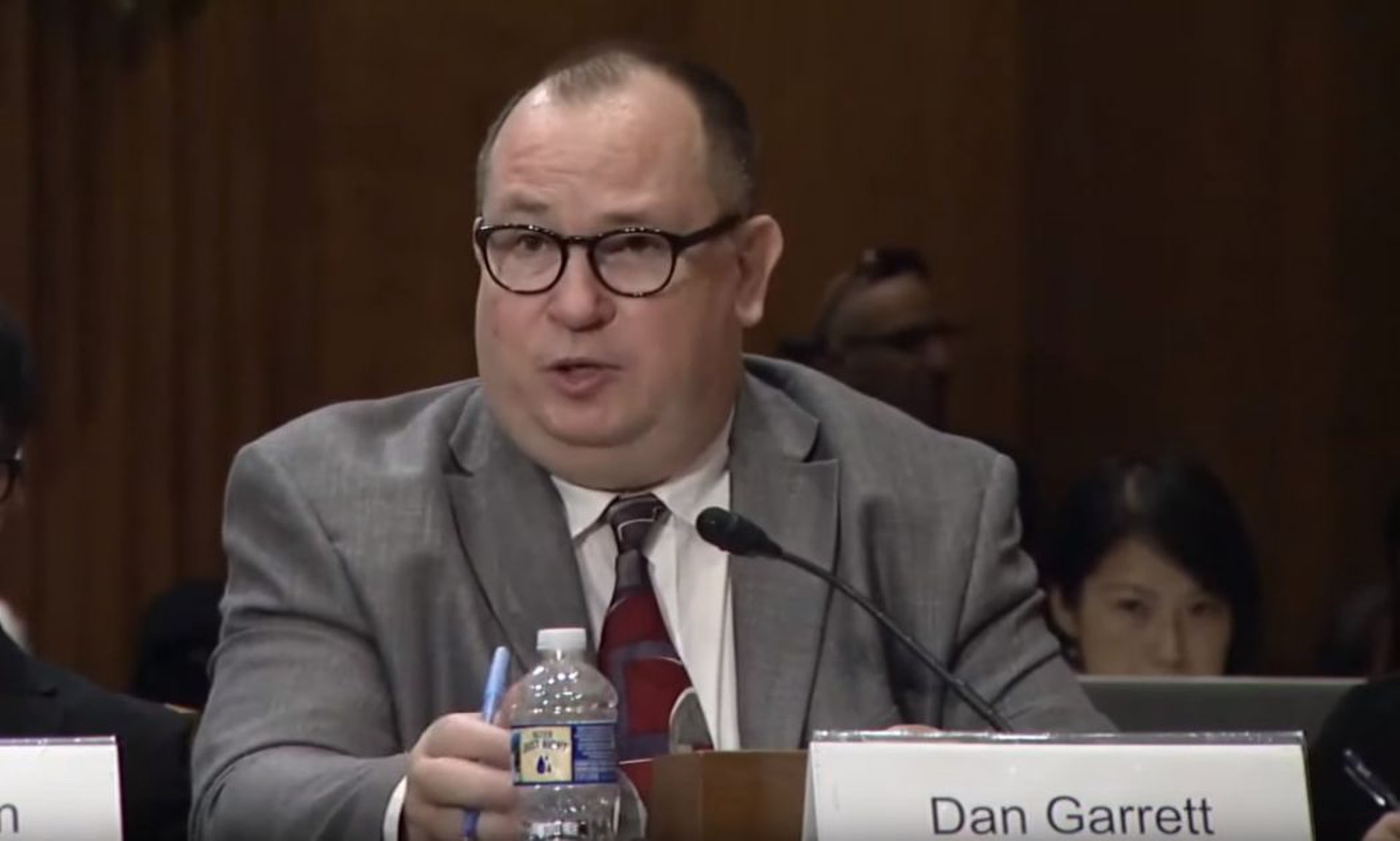 Dan Garrett稱20年來首次被拒入境香港。(CECC截圖/HKFP) Dan Garrett稱20年來首次被拒入境香港。(CECC截圖/HKFP)