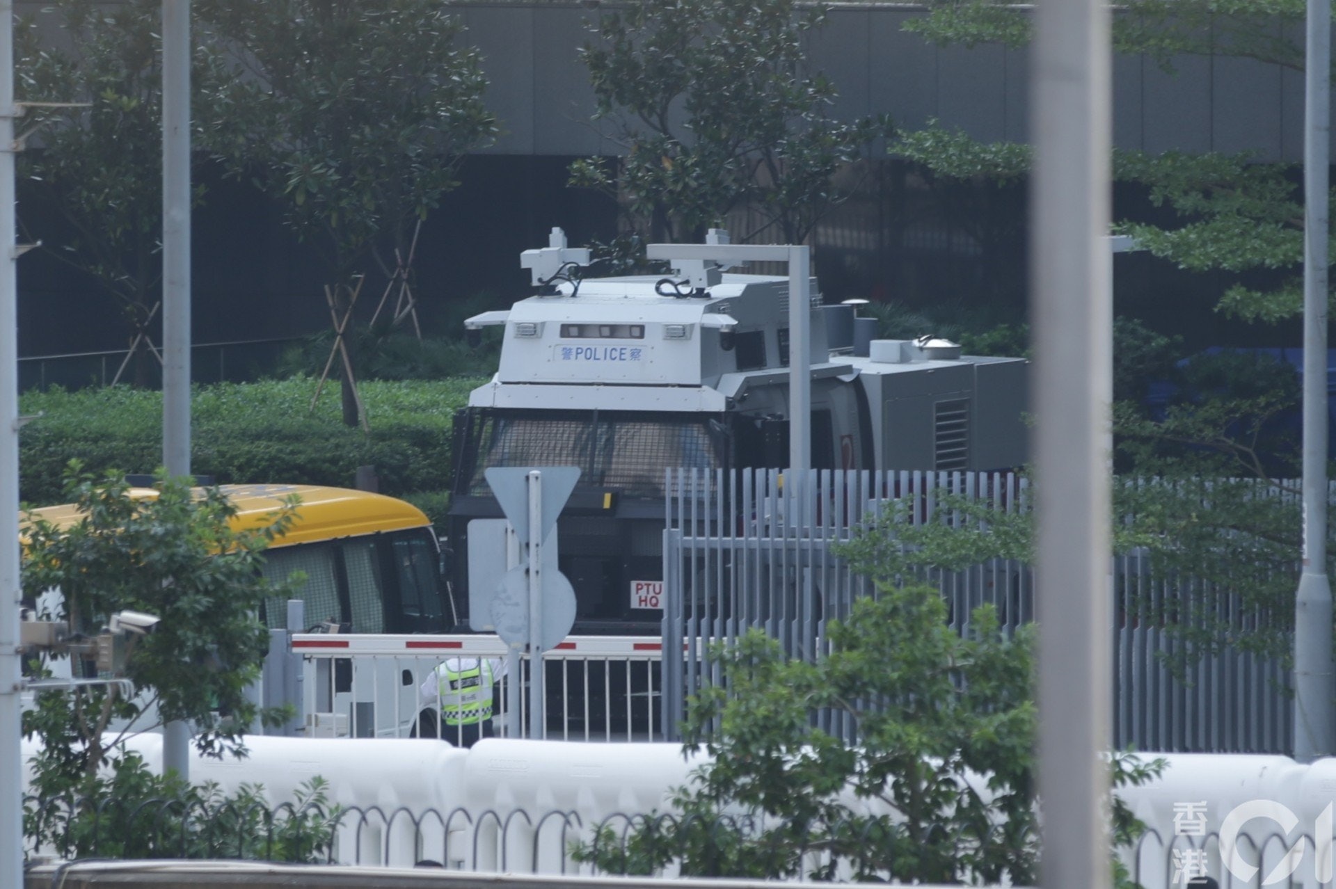 水炮車已進駐金鐘戒備。(黃偉民攝)
