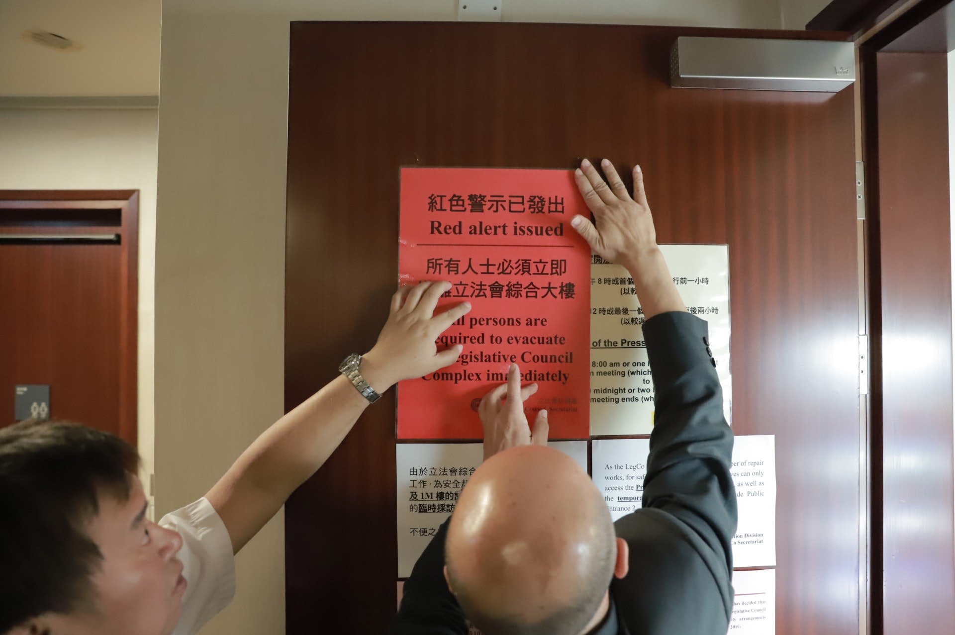 下午6時許,集會仍未正式開始,立法會秘書處已發出紅色警示。(羅國輝攝)