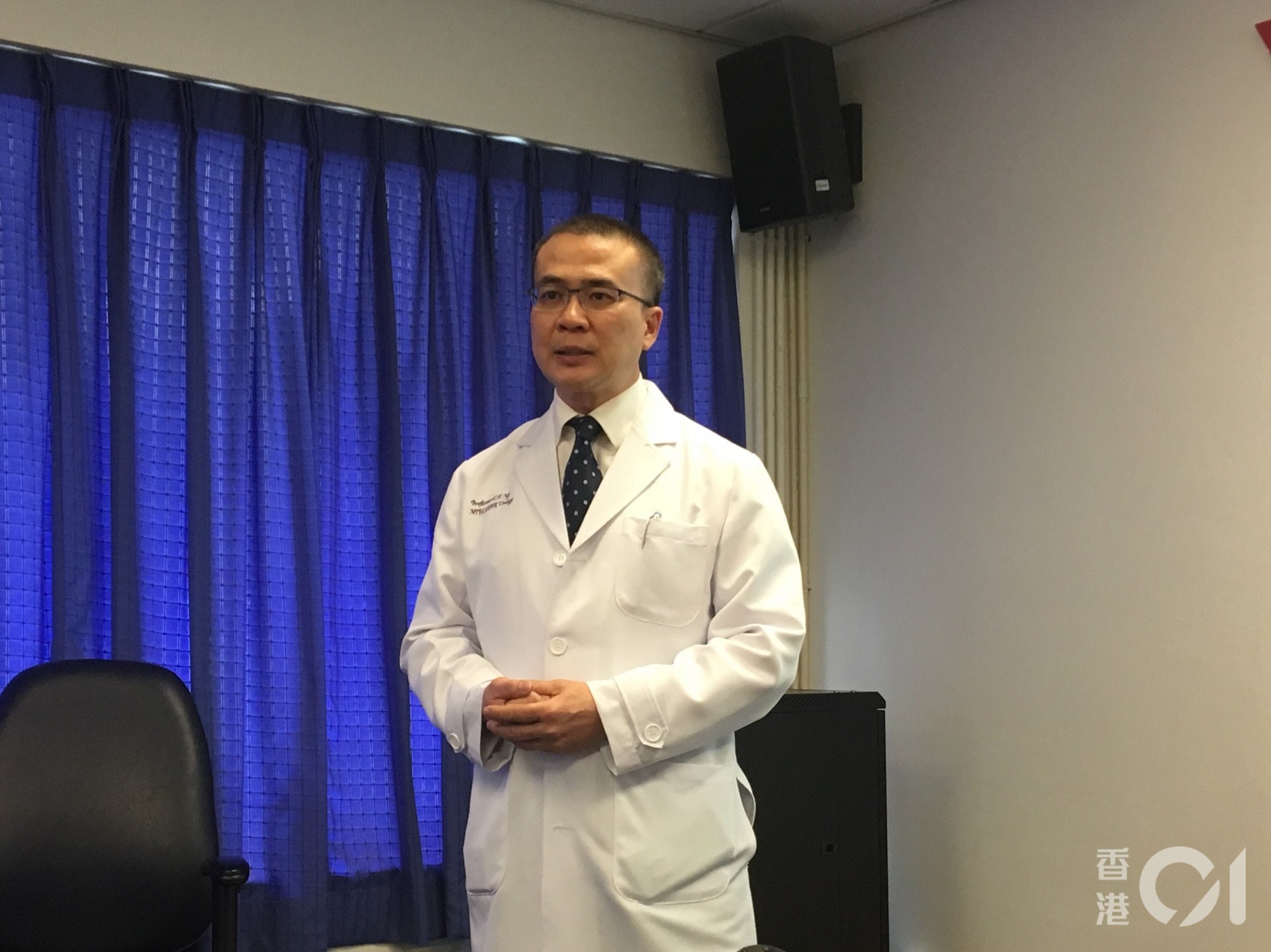新界東醫院聯網泌尿外科服務主任及名譽顧問醫生吳志輝說,經直腸的前列腺活組織檢查限制較多,故需要發展新的檢查方法。(李恩慈攝) 新界東醫院聯網泌尿外科服務主任及名譽顧問醫生吳志輝說,經直腸的前列腺活組織檢查限制較多,故需要發展新的檢查方法。(李恩慈攝)