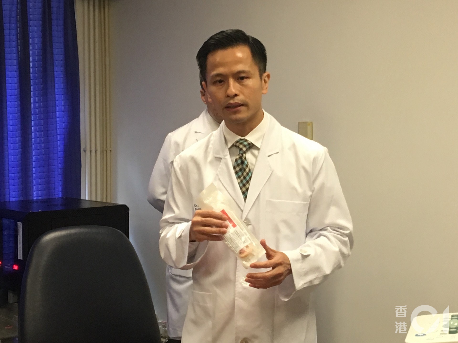 新界東醫院聯網泌尿外科副顧問醫生羅家麟說,經會陰穿刺能取得前列腺前端及邊端位置的組織,增加檢查的準確度。(李恩慈攝) 新界東醫院聯網泌尿外科副顧問醫生羅家麟說,經會陰穿刺能取得前列腺前端及邊端位置的組織,增加檢查的準確度。(李恩慈攝)