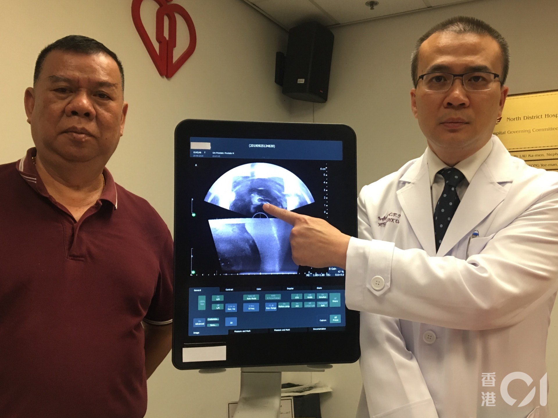 今年65歲的鄧先生（左）接受過直腸穿刺及會陰穿刺前列腺活組檢查。（李恩慈攝）
