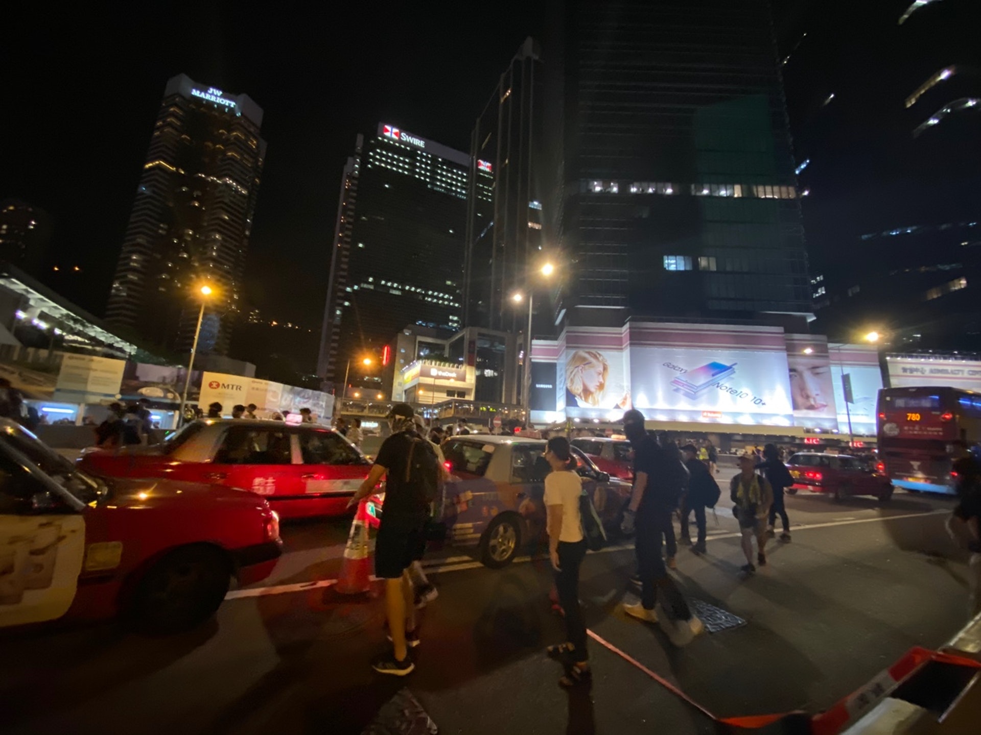示威者在晚上約7時許,開始行出馬路,並很快佔領夏愨道。(李智智攝)