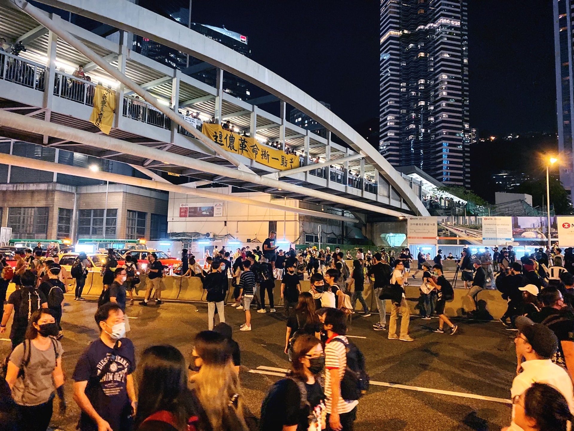 示威者繼續走出馬路,並佔領金鐘多條街道。(李智智攝)