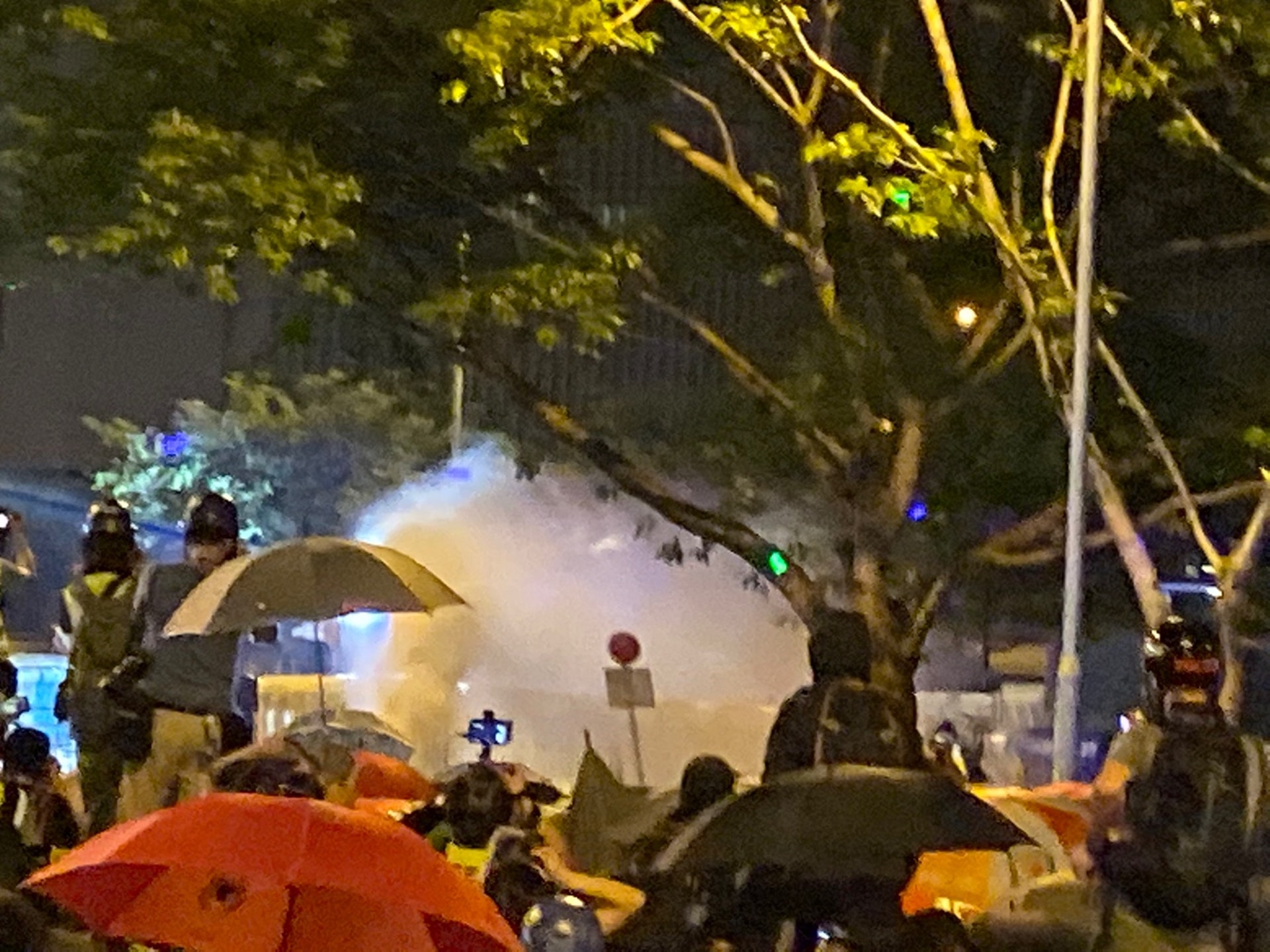 特首辦的水炮車一再向示威者方向發射。(李智智攝)