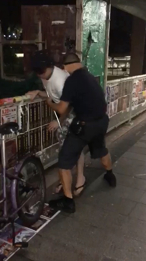 中年男抱起欲將其推出橋。（網上片段截圖／ Kelvin Tsang）
