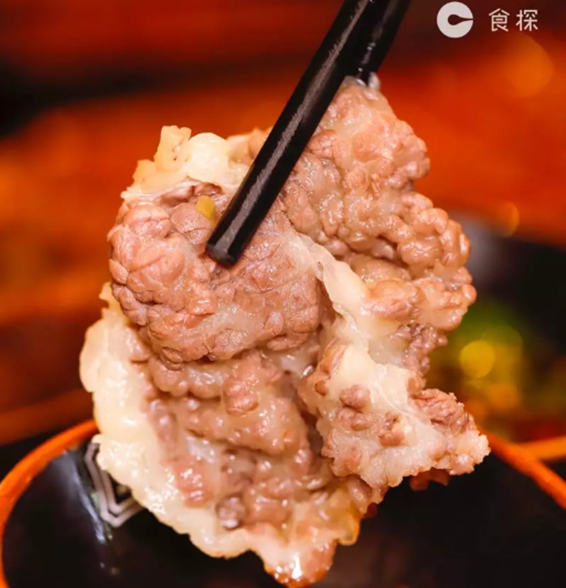 雪花在煮沸過的湯裡焯8-12秒之後,就可以下肚了。不同於其他的店,這裡的雪花肉質緊實,肥嫩有嚼頭,油脂的香味立馬讓人螺旋升天。(深圳微時光授權使用)