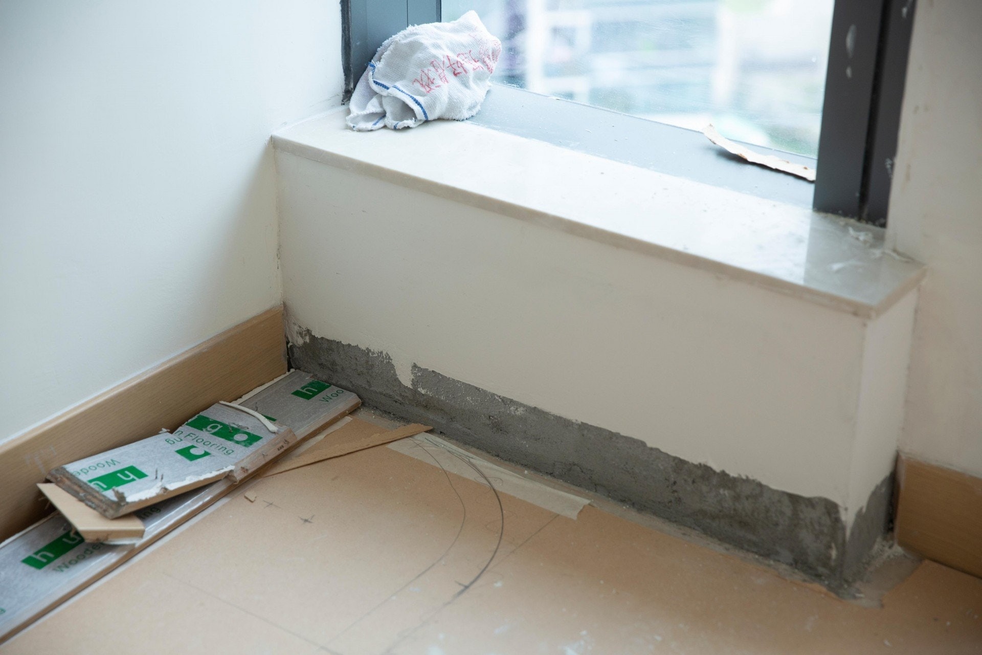 原是牆身不平坦的結構問題,經裝修工人處理後,地腳線卻消失無蹤。(羅君豪攝) (羅君豪攝)