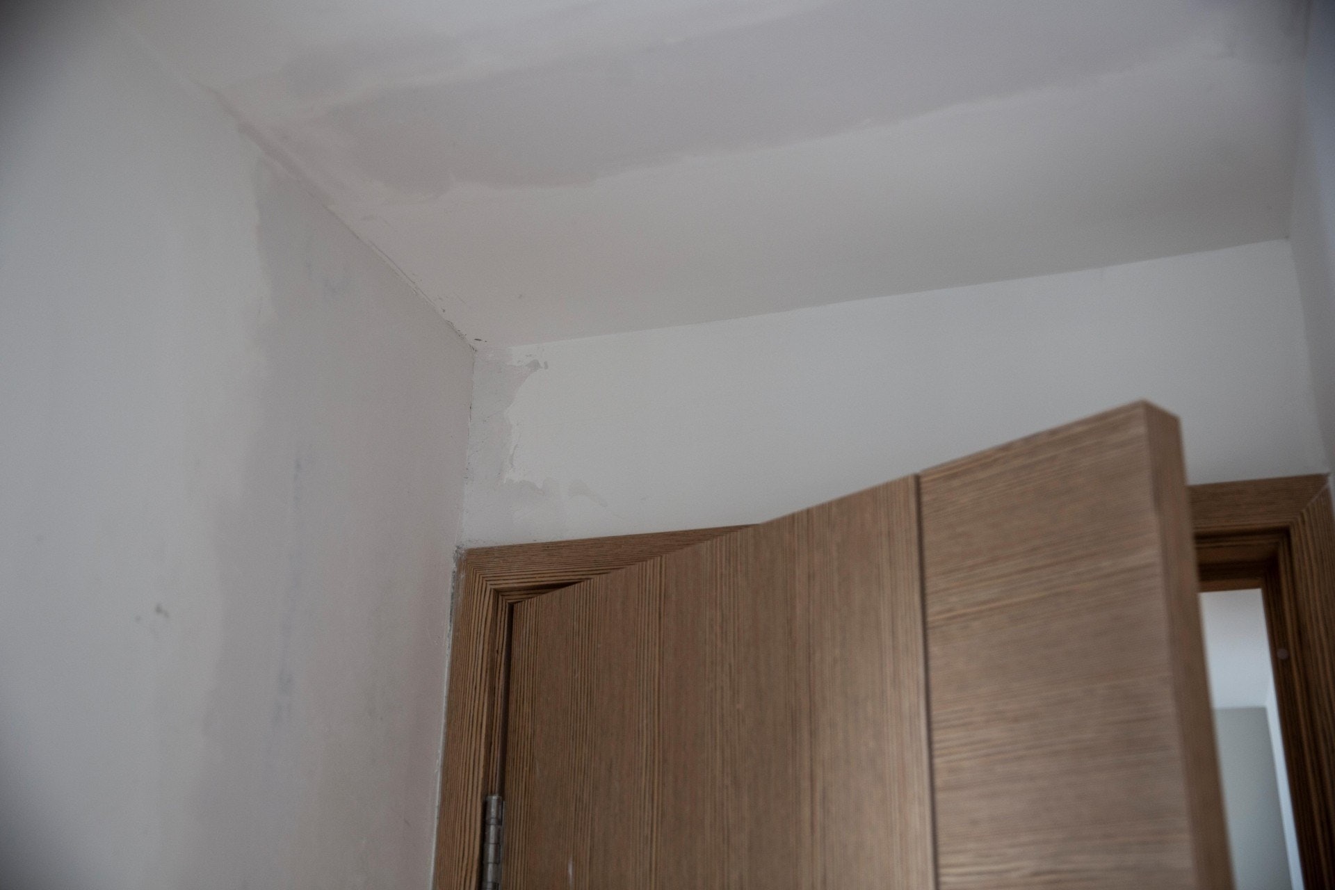 業主甫收樓發現數處空心批盪,執修過後牆上遺漏油漆問題未處理,出現兩截色。(羅君豪攝) (羅君豪攝)