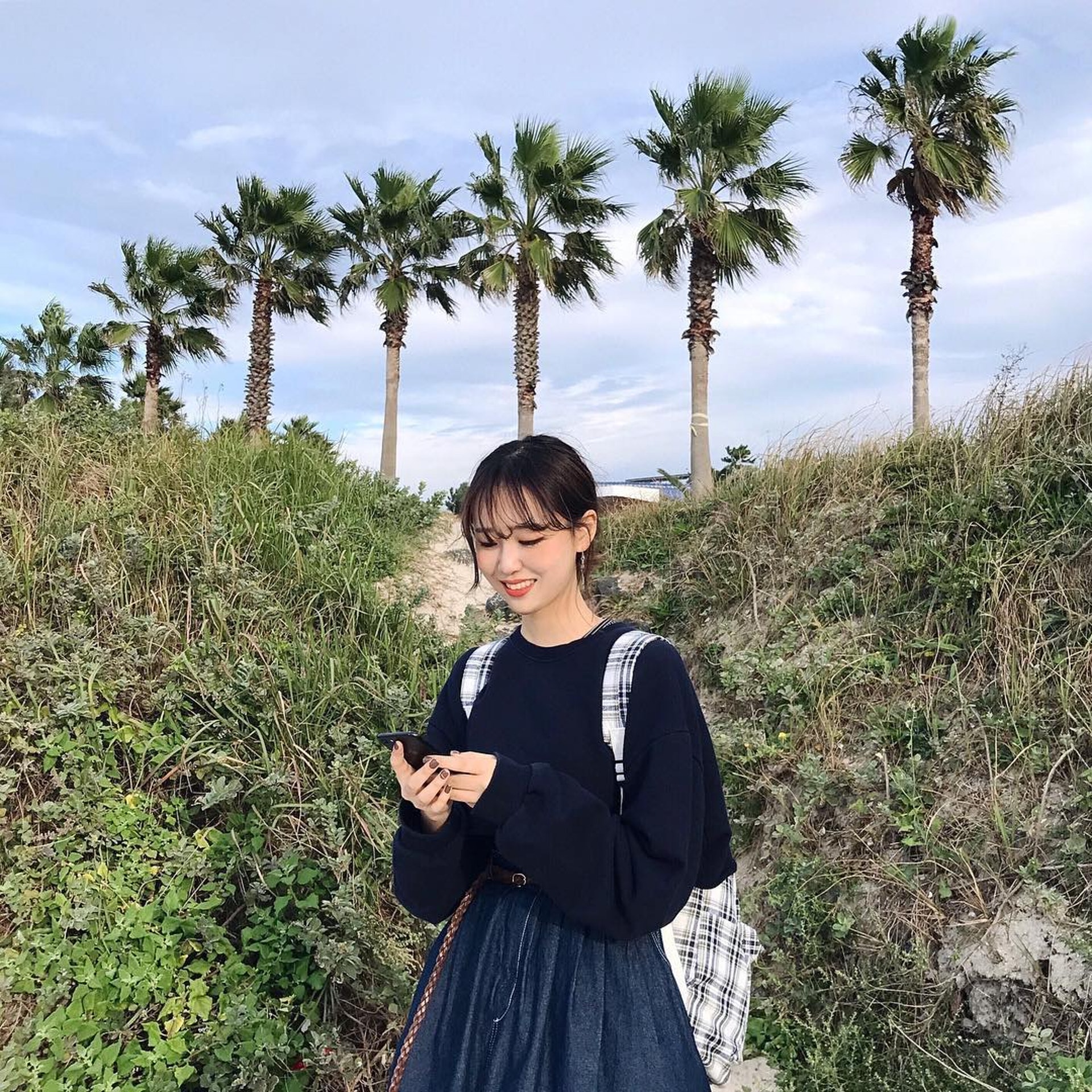 攝衫就可以凸出腰線,不會顯得臃腫。(eeyezi@Instagram)
