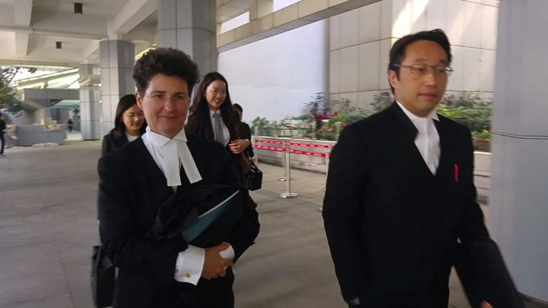 代表曾蔭權的英國御用大律師萬江儀(前,左)及大律師陳政龍(右)。(資料圖片) 代表曾蔭權的英國御用大律師萬江儀(前,左)及大律師陳政龍(右)。(資料圖片)