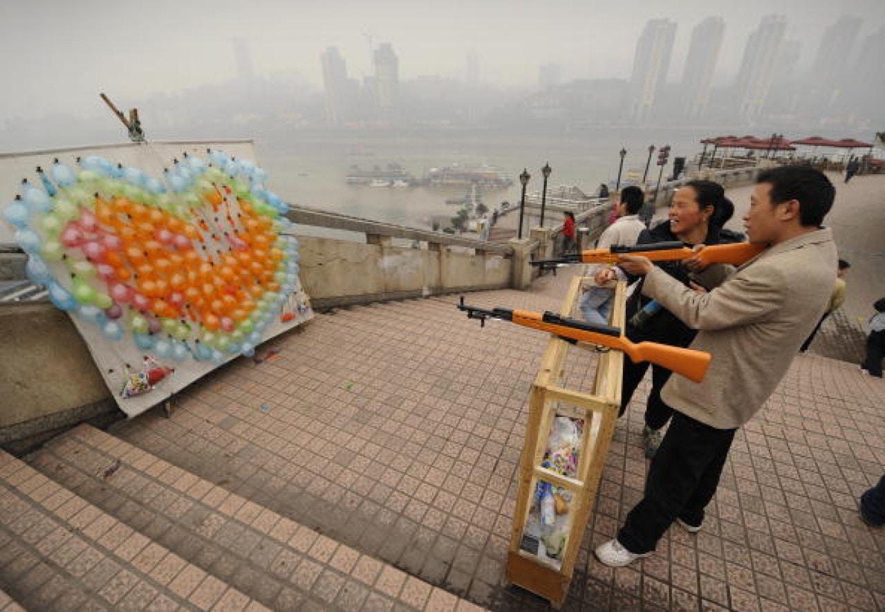 天津氣球射擊攤老太涉槍判囚爭議未完法院邊繳槍邊賣槍