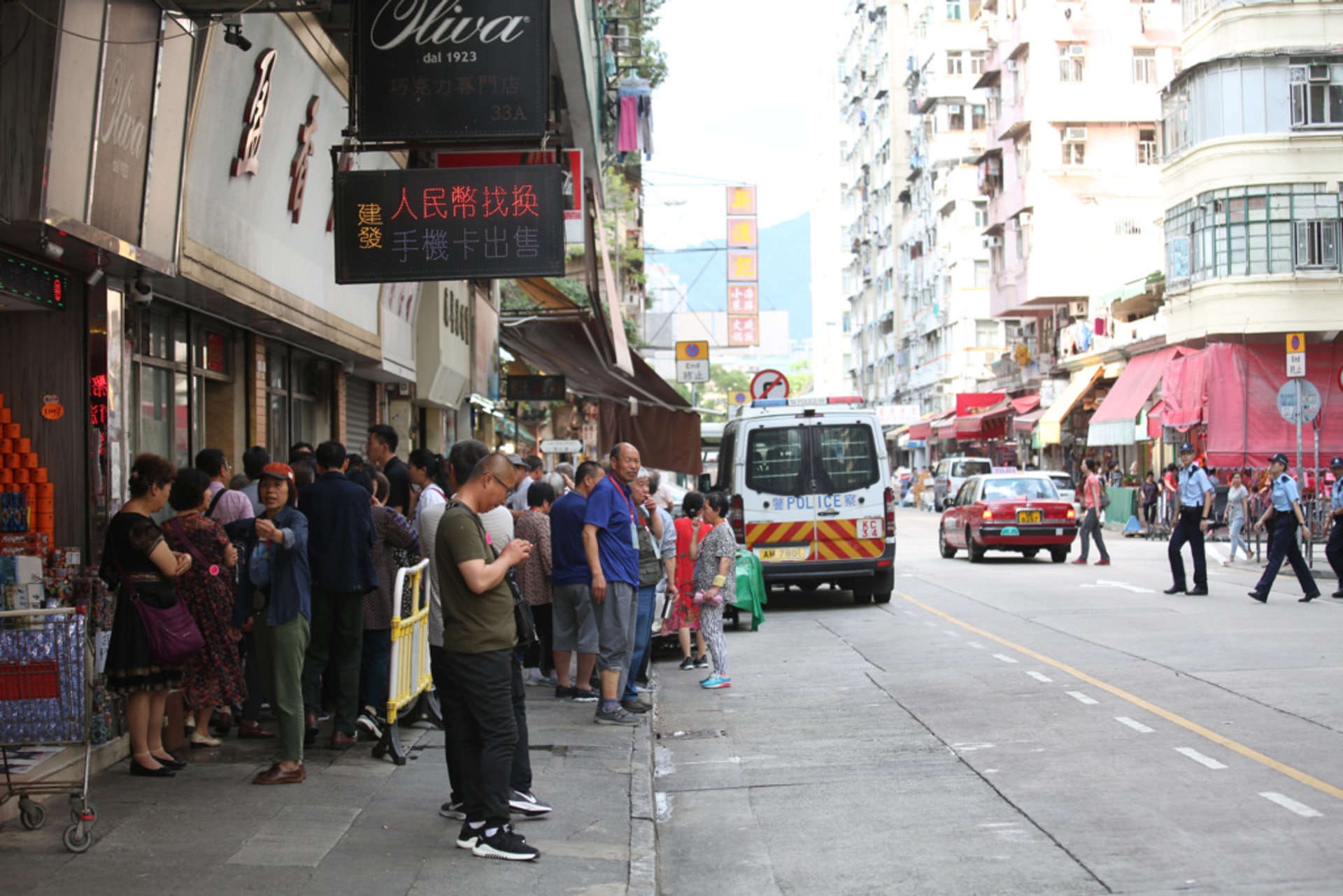 土瓜灣及紅磡一帶近年街道上逼滿內地旅客,不時有警察維持秩序。(資料圖片) 土瓜灣及紅磡一帶近年街道上逼滿內地旅客,不時有警察維持秩序。(資料圖片)