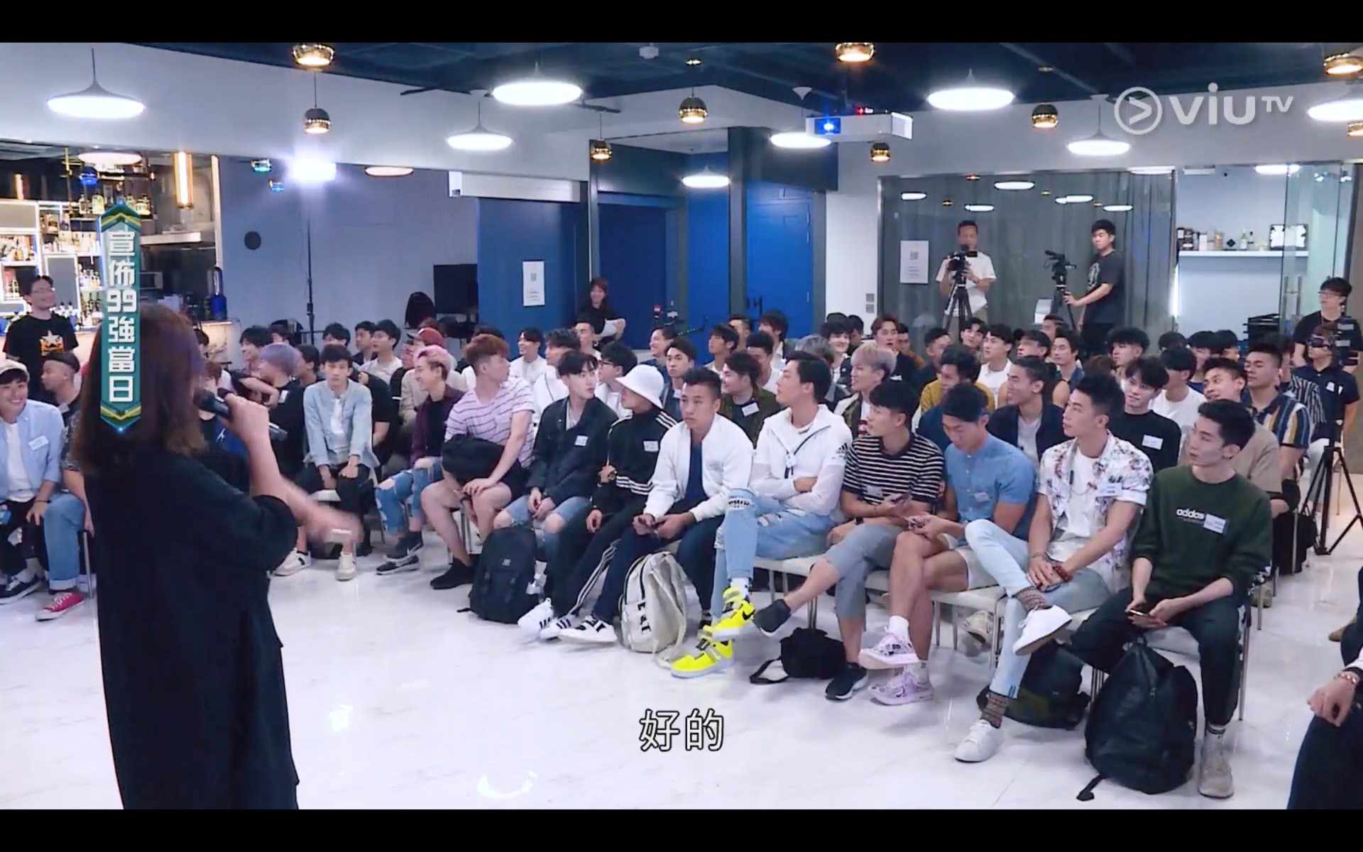 花姐在《造星II》「99強見面會」當天向眾學員宣布今季不會再設100萬獎金,結果有3名入圍者於見面會後從此「冇影」,剩下96人繼續參賽。(《全民造星II》截圖) 花姐在《造星II》「99強見面會」當天向眾學員宣布今季不會再設100萬獎金,結果有3名入圍者於見面會後從此「冇影」,剩下96人繼續參賽。(《全民造星II》截圖)
