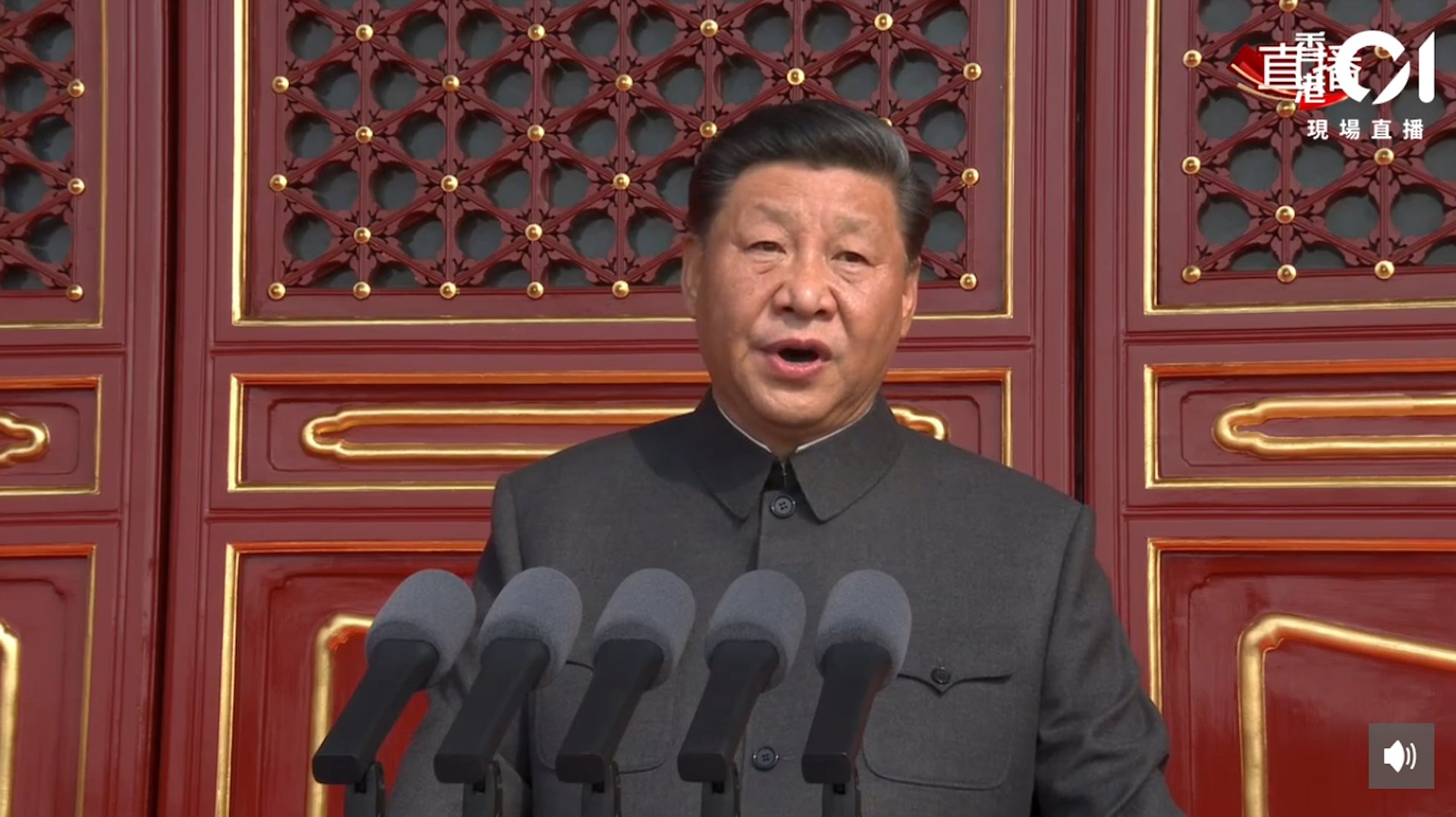 習近平在天安門城樓發表講話。(香港01直播截圖) 習近平在天安門城樓發表講話。(香港01直播截圖)