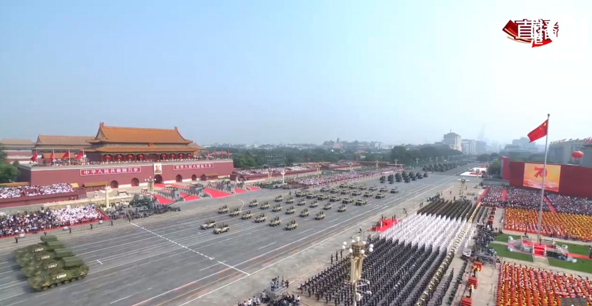 裝備方隊接受檢閱。(香港01直播截圖) 裝備方隊接受檢閱。(香港01直播截圖)