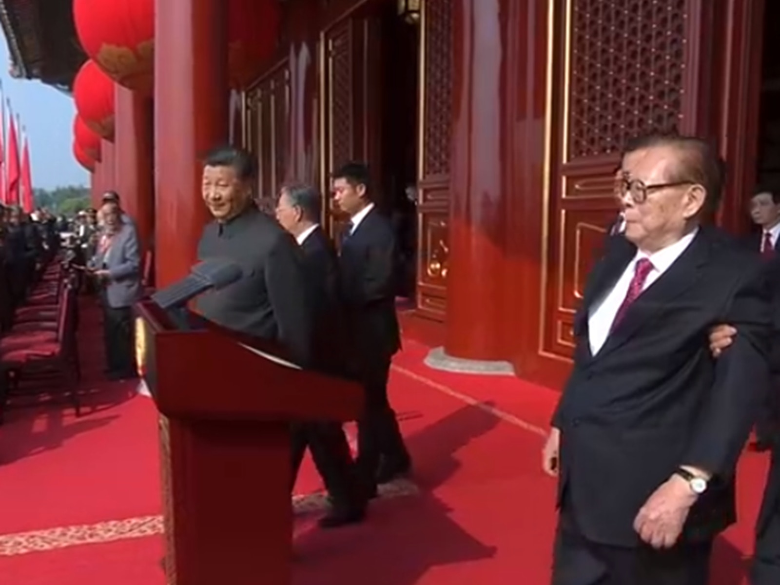 江澤民(右)依舊需要人攙扶。(央視截圖) 江澤民(右)依舊需要人攙扶。(央視截圖)