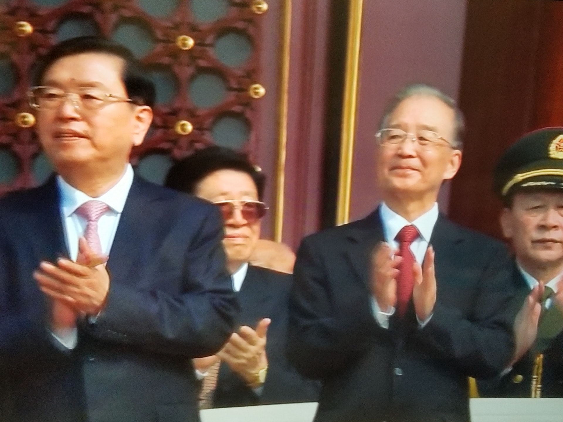 溫家寶(前右)狀態不錯。(央視截圖) 溫家寶(前右)狀態不錯。(央視截圖)