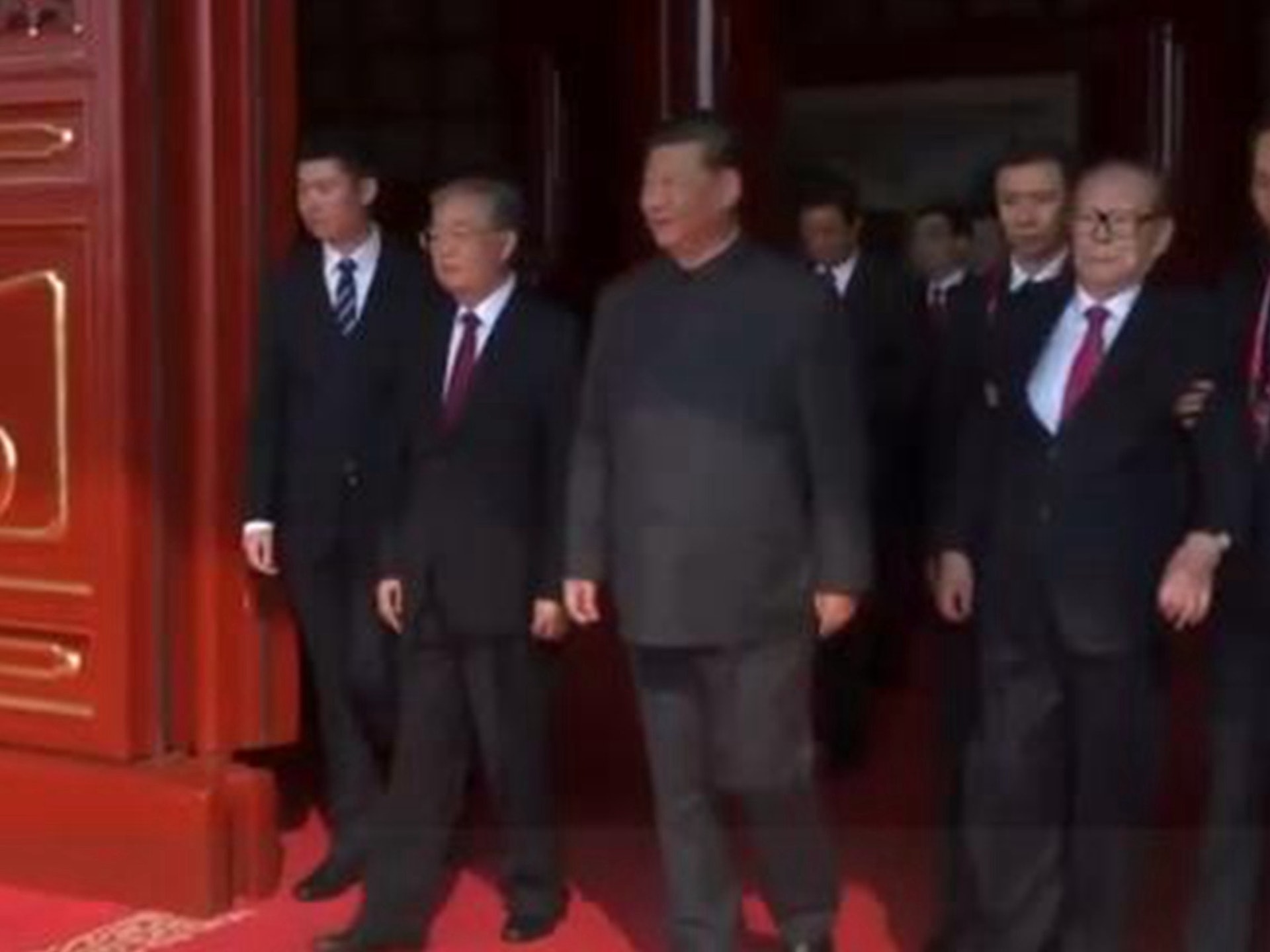 習近平(中)和胡錦濤(左二)、江澤民(右)出現在天安門城樓。(央視截圖) 習近平(中)和胡錦濤(左二)、江澤民(右)出現在天安門城樓。(央視截圖)