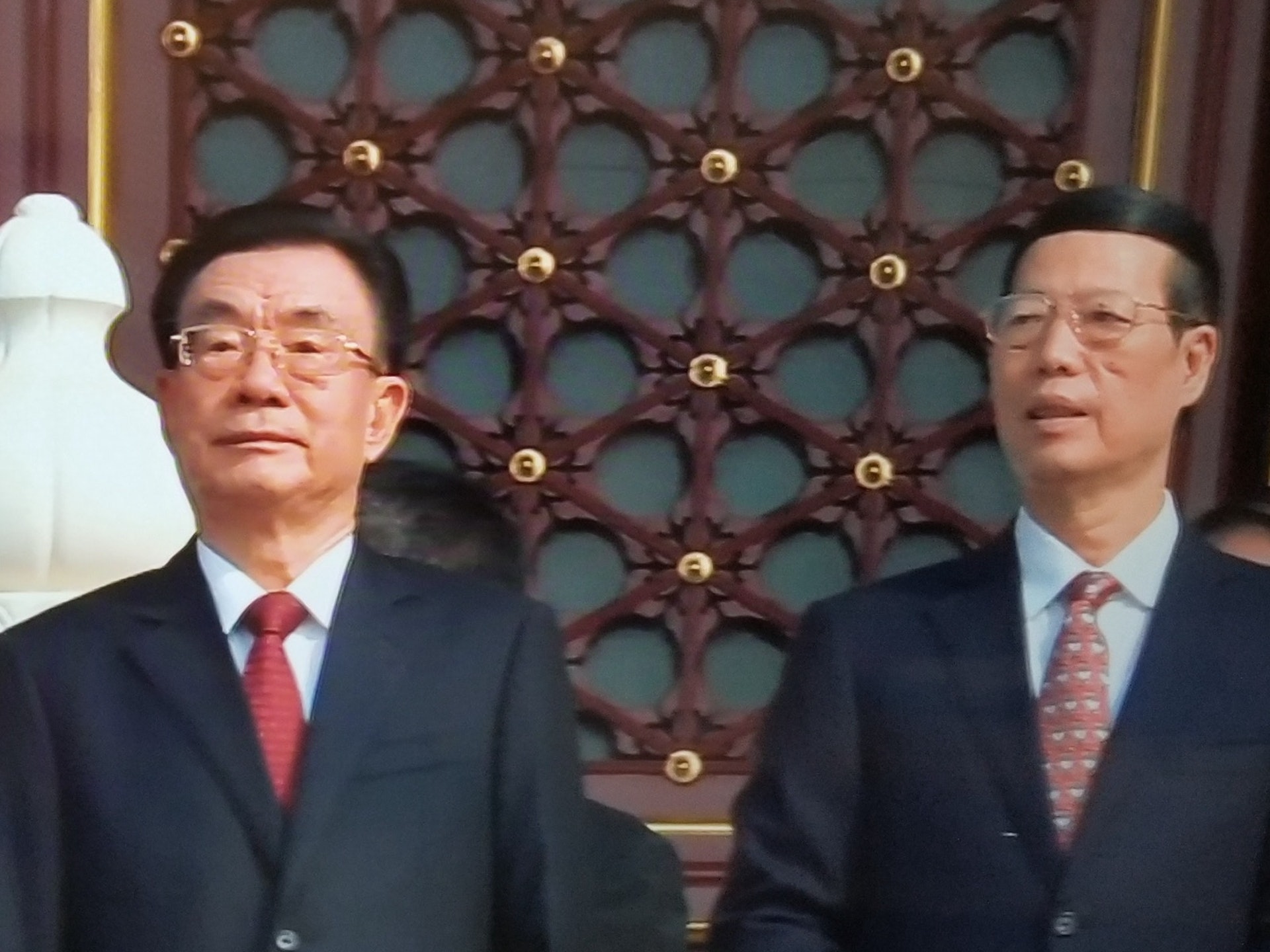 中共前領導人現身天安門城樓。(央視截圖) 中共前領導人現身天安門城樓。(央視截圖)