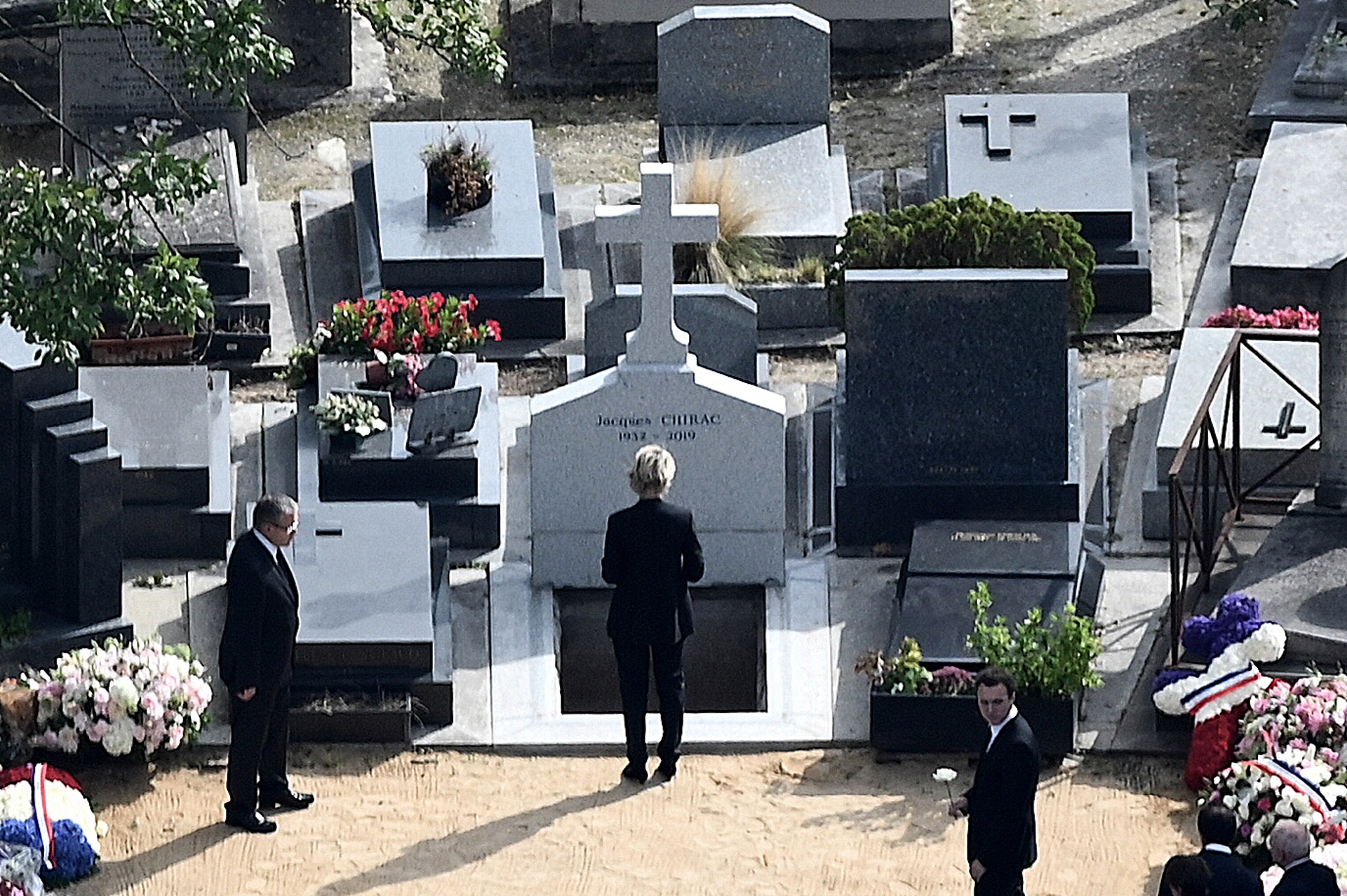 法國前總統希拉克葬禮:圖為9月30日,希拉克女兒克勞茲(Claude Chirac)在蒙帕爾納斯墓園哀悼。(VCG)