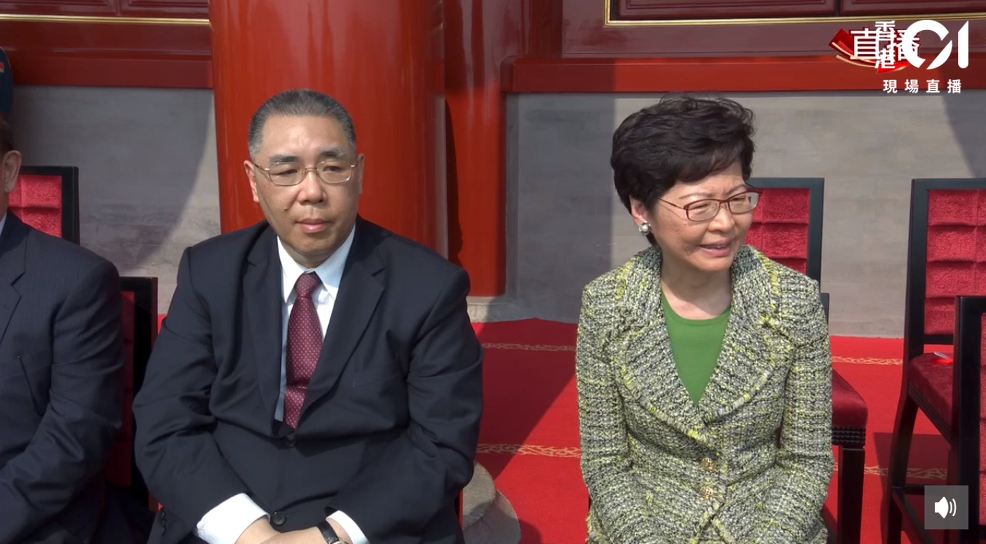 香港行政長官林鄭月娥(右)和澳門行政長官崔世安(左)現身國慶活動現場。(香港01直播截圖) 香港行政長官林鄭月娥(右)和澳門行政長官崔世安(左)現身國慶活動現場。(香港01直播截圖)