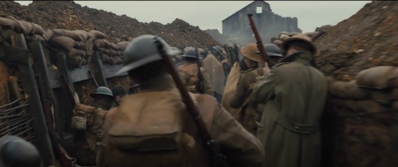 導演以「一鏡到底」拍攝的方式呈現，是要觀眾近距離體驗戰爭的威力。（《1917：逆戰救兵》劇照）